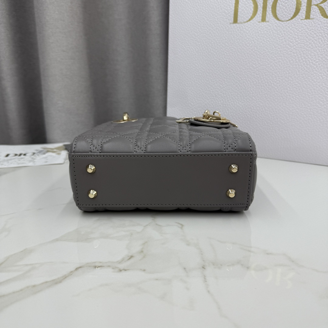 Dior原單迷你戴妃包 女款鐵灰色沉穩都會風單品| 10 Dior原單迷你戴妃包 女款鐵灰色沉穩都會風單品