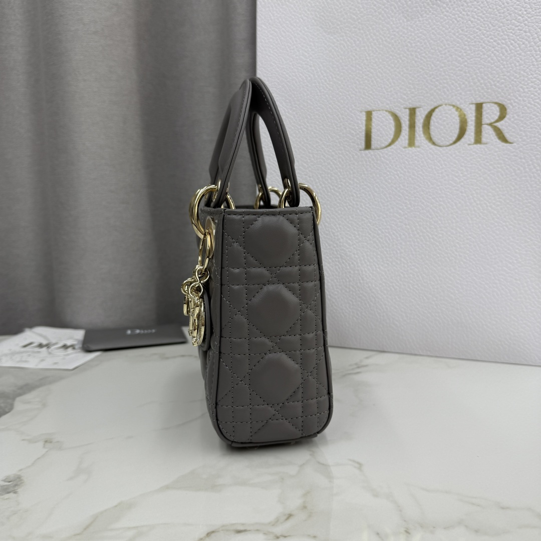 Dior原單迷你戴妃包 女款鐵灰色沉穩都會風單品| 9 Dior原單迷你戴妃包 女款鐵灰色沉穩都會風單品