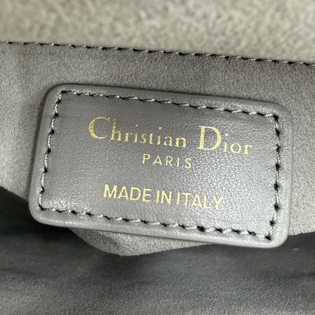 Dior原單迷你戴妃包 女款鐵灰色沉穩都會風單品| 7 Dior原單迷你戴妃包 女款鐵灰色沉穩都會風單品