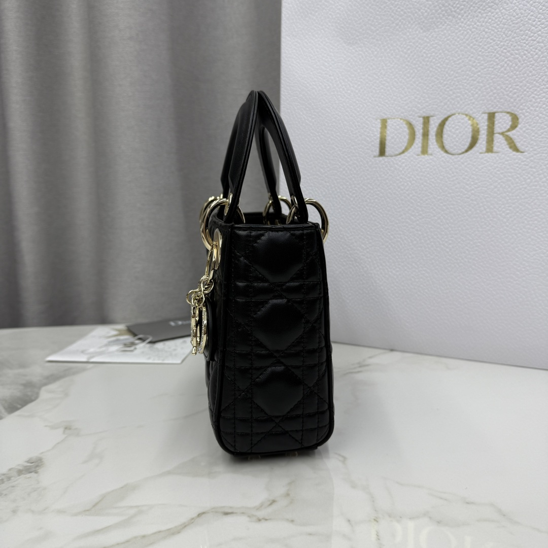 Dior高仿黑色戴妃包 女款經典款式永不退流行| 9 Dior高仿黑色戴妃包 女款經典款式永不退流行