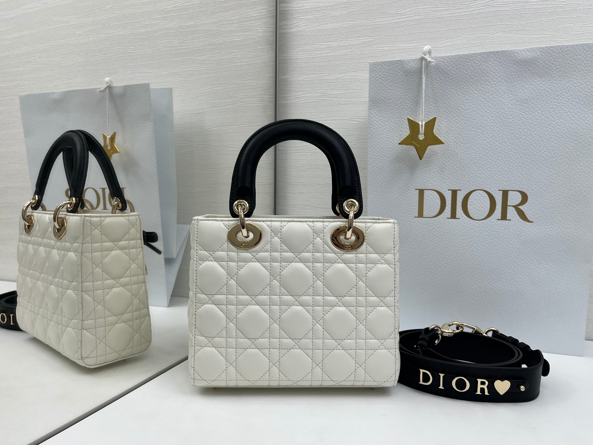 一比一Dior白黑拼色Lady D-Joy迷你包 金屬吊飾蝴蝶結點綴| 14 一比一Dior白黑拼色Lady D-Joy迷你包 金屬吊飾蝴蝶結點綴
