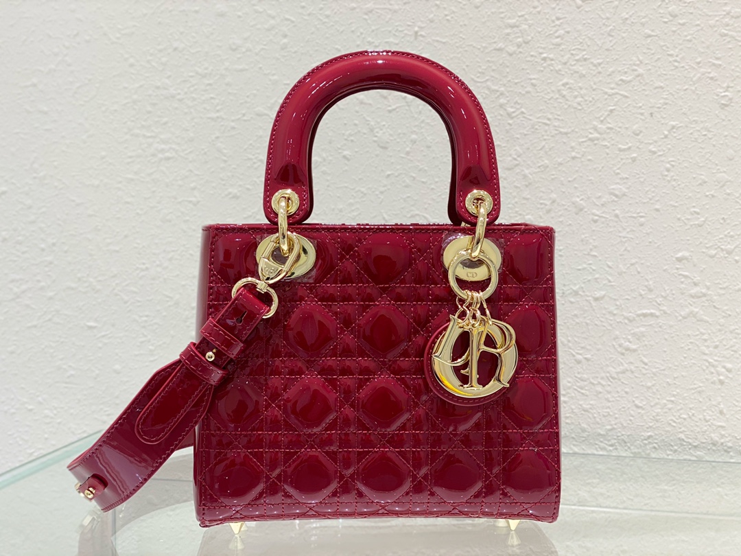 一比一Dior Lady D-Joy酒紅迷你包 漆皮光澤金屬吊飾設計| 14 一比一Dior Lady D-Joy酒紅迷你包 漆皮光澤金屬吊飾設計