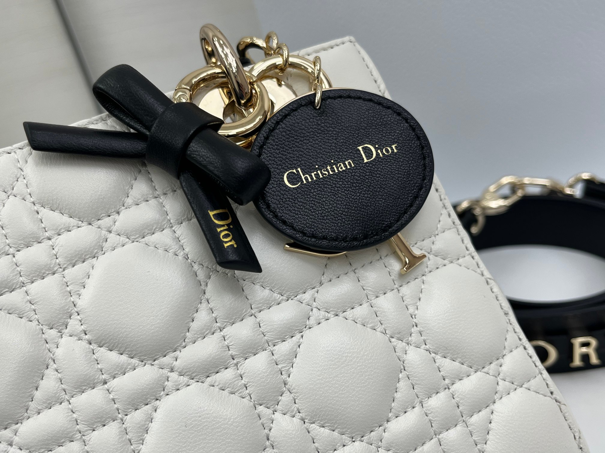 一比一Dior白黑拼色Lady D-Joy迷你包 金屬吊飾蝴蝶結點綴| 12 一比一Dior白黑拼色Lady D-Joy迷你包 金屬吊飾蝴蝶結點綴