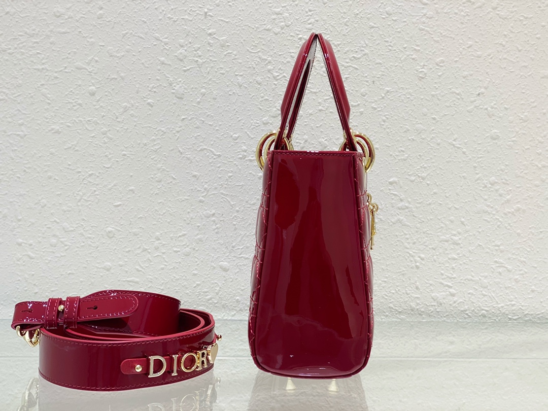 一比一Dior Lady D-Joy酒紅迷你包 漆皮光澤金屬吊飾設計| 12 一比一Dior Lady D-Joy酒紅迷你包 漆皮光澤金屬吊飾設計