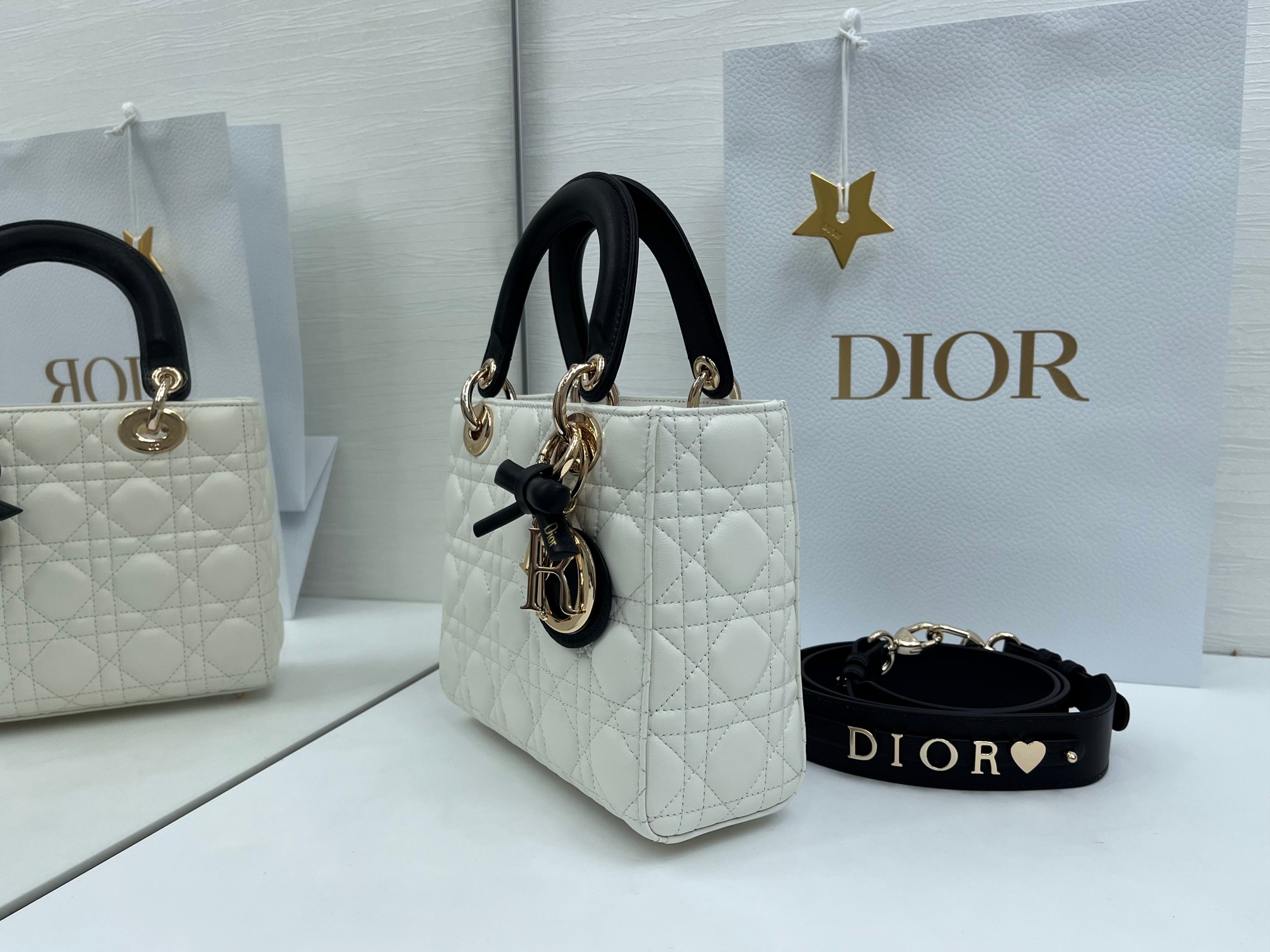 一比一Dior白黑拼色Lady D-Joy迷你包 金屬吊飾蝴蝶結點綴| 11 一比一Dior白黑拼色Lady D-Joy迷你包 金屬吊飾蝴蝶結點綴