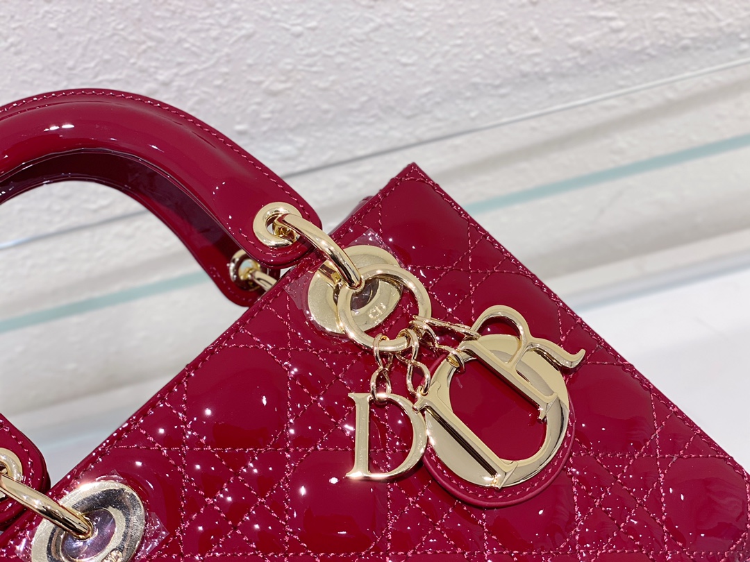 一比一Dior Lady D-Joy酒紅迷你包 漆皮光澤金屬吊飾設計| 11 一比一Dior Lady D-Joy酒紅迷你包 漆皮光澤金屬吊飾設計