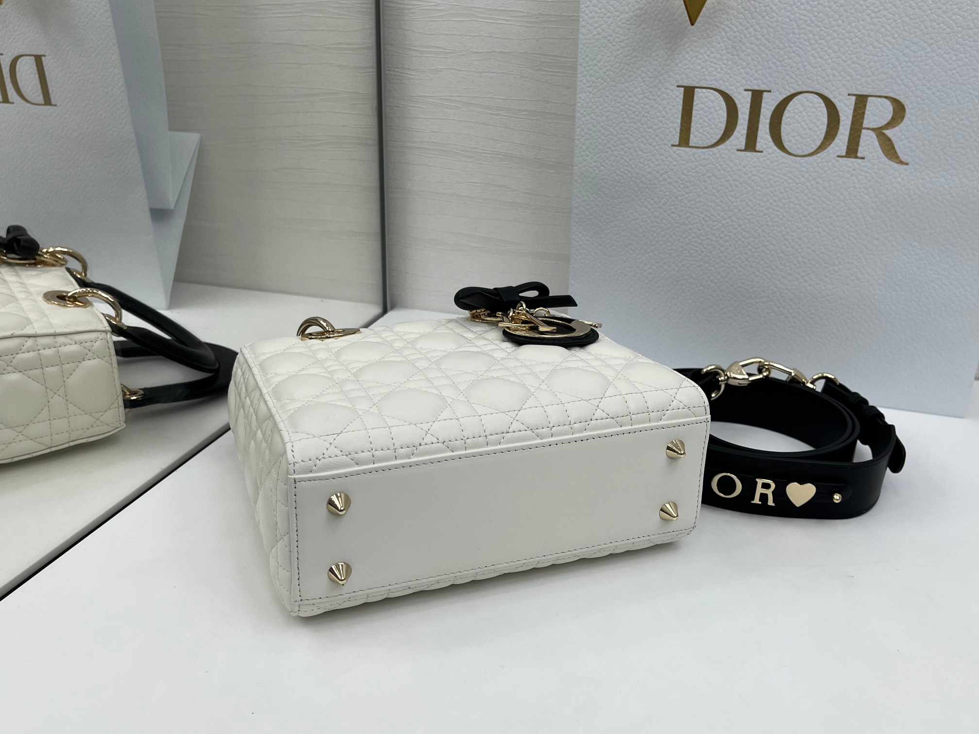 一比一Dior白黑拼色Lady D-Joy迷你包 金屬吊飾蝴蝶結點綴| 10 一比一Dior白黑拼色Lady D-Joy迷你包 金屬吊飾蝴蝶結點綴