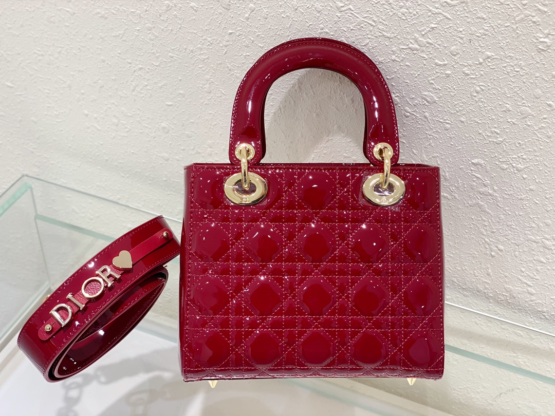 一比一Dior Lady D-Joy酒紅迷你包 漆皮光澤金屬吊飾設計| 10 一比一Dior Lady D-Joy酒紅迷你包 漆皮光澤金屬吊飾設計