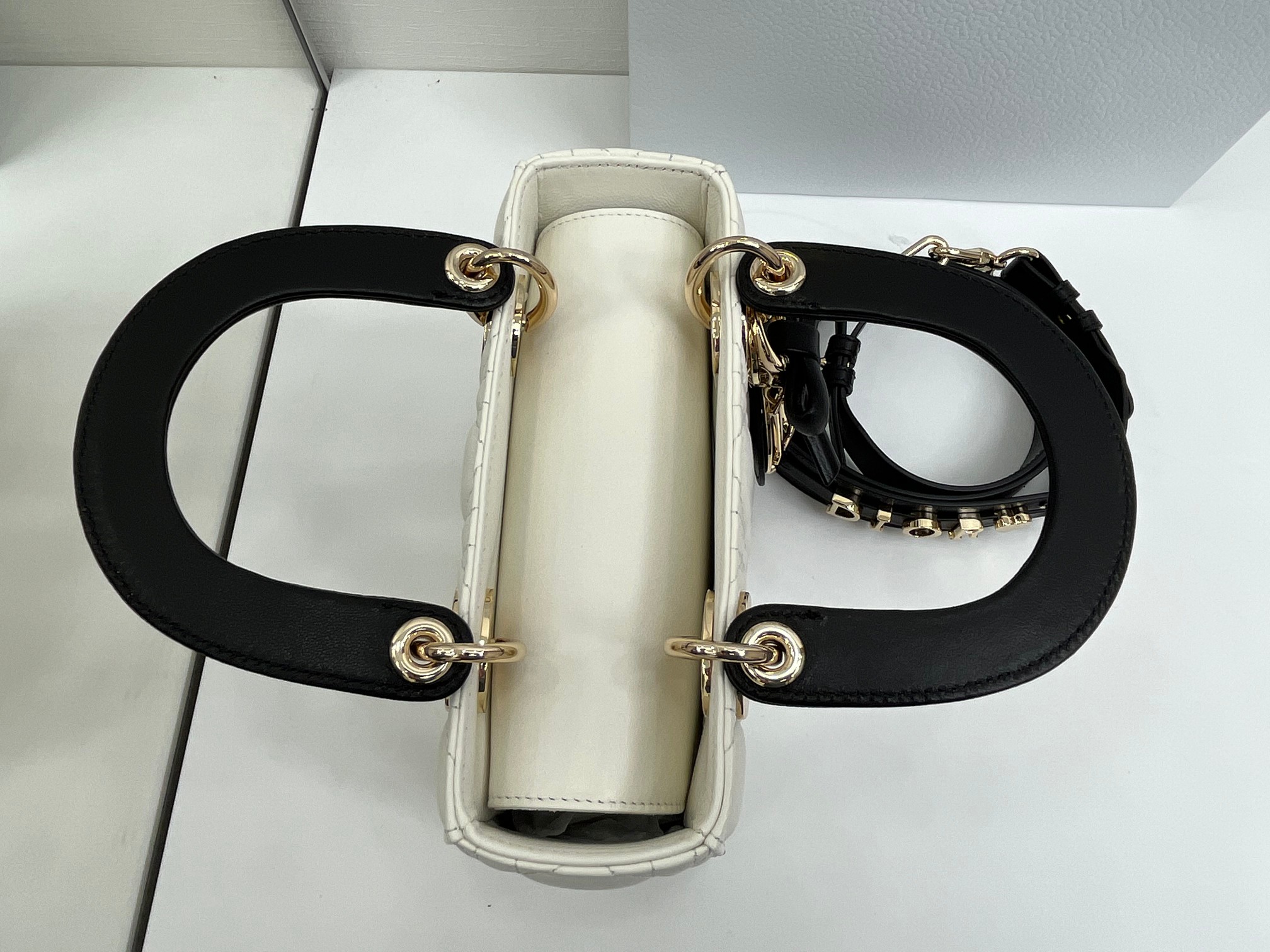 一比一Dior白黑拼色Lady D-Joy迷你包 金屬吊飾蝴蝶結點綴| 9 一比一Dior白黑拼色Lady D-Joy迷你包 金屬吊飾蝴蝶結點綴