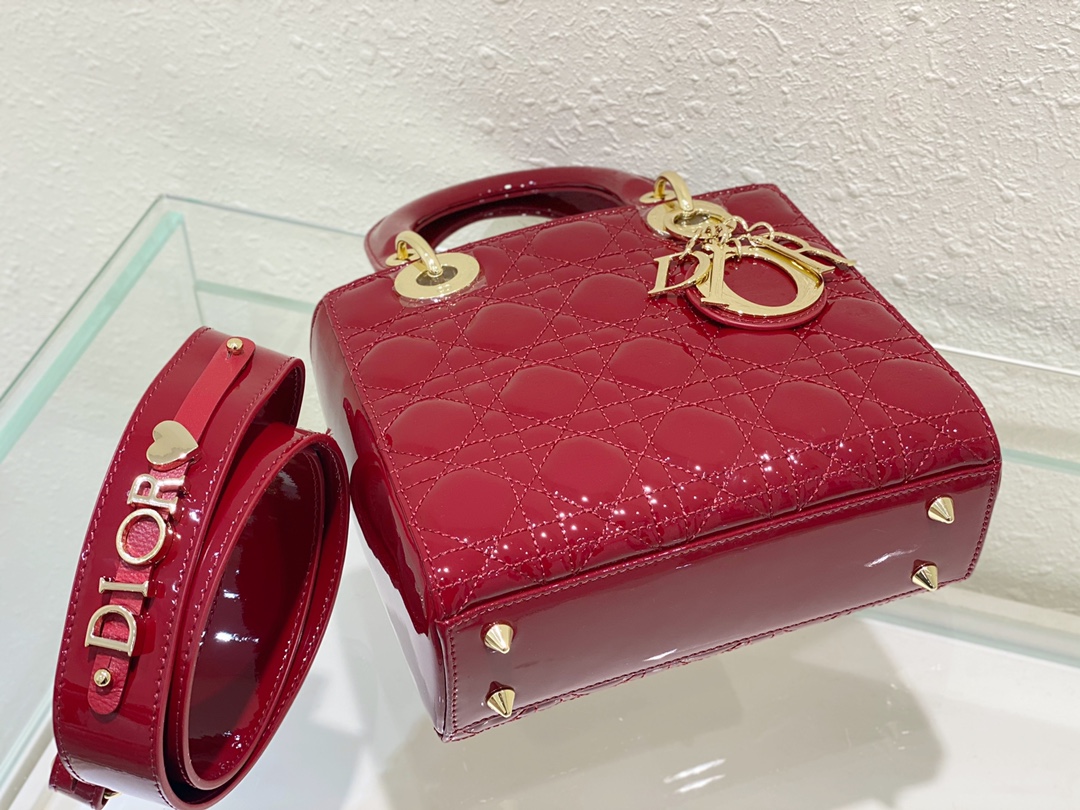 一比一Dior Lady D-Joy酒紅迷你包 漆皮光澤金屬吊飾設計| 9 一比一Dior Lady D-Joy酒紅迷你包 漆皮光澤金屬吊飾設計