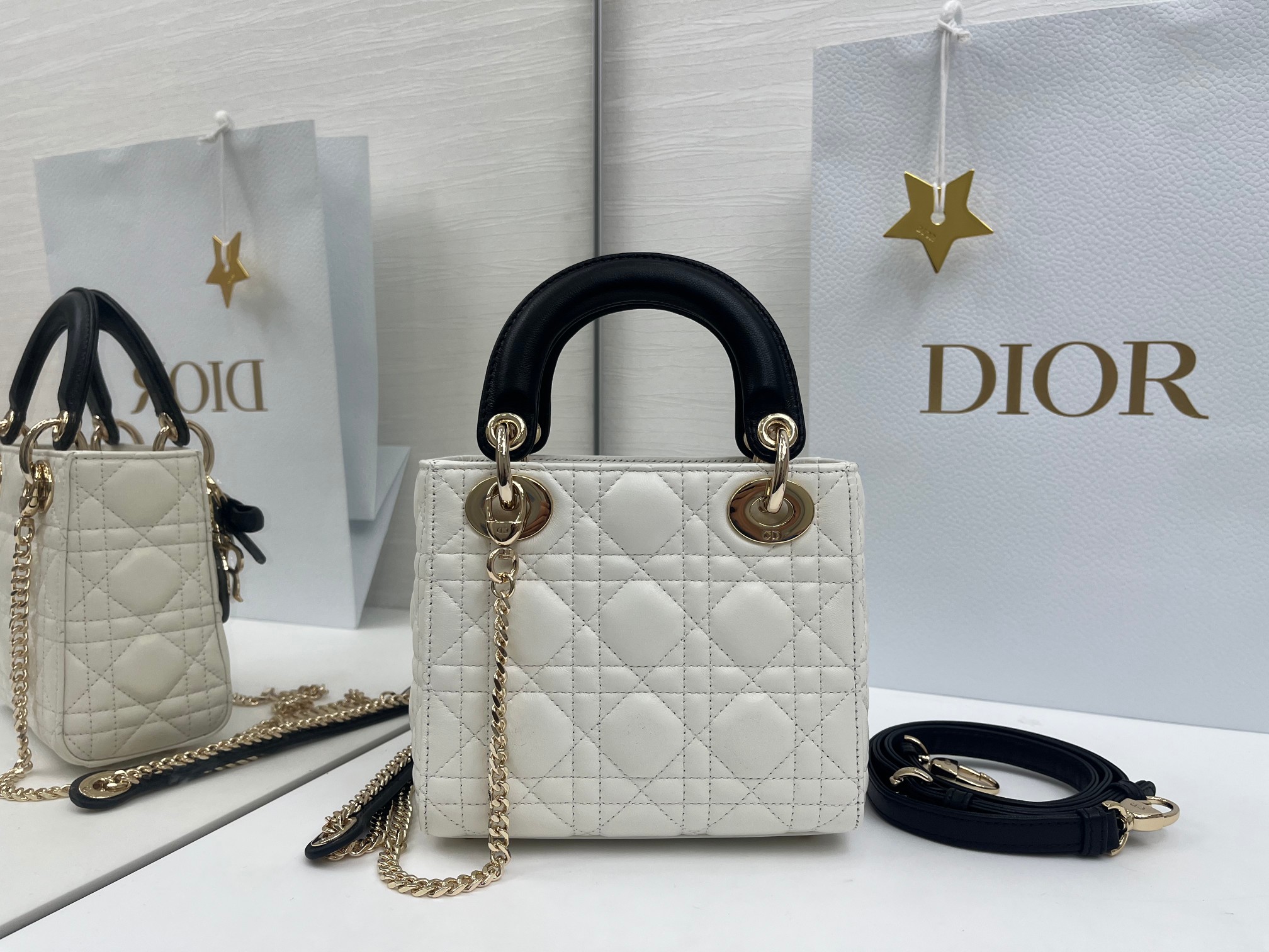 原單Dior迷你Lady D-Joy白黑鍊帶手提包 撞色設計優雅百搭| 14 原單Dior迷你Lady D-Joy白黑鍊帶手提包 撞色設計優雅百搭