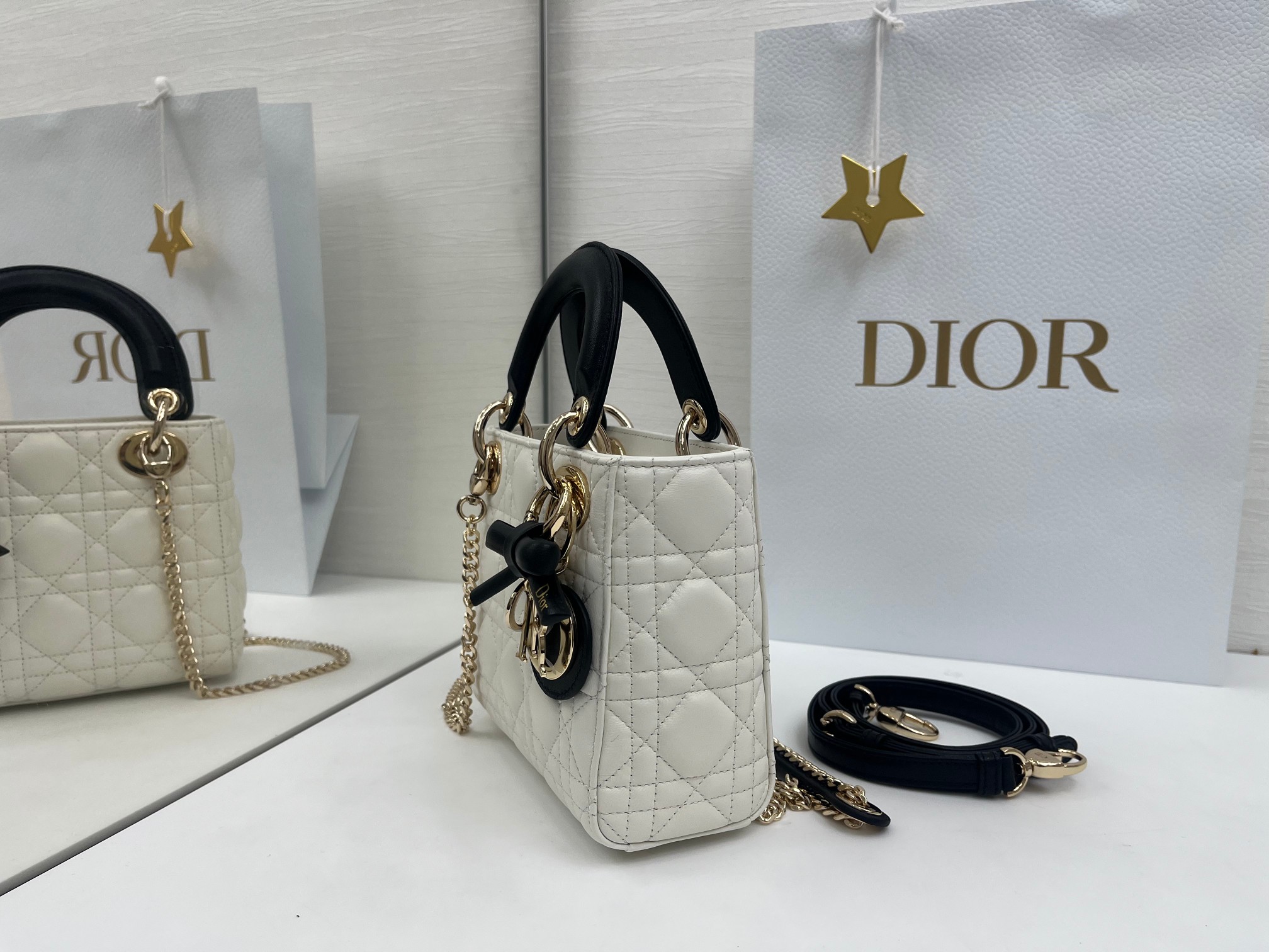 原單Dior迷你Lady D-Joy白黑鍊帶手提包 撞色設計優雅百搭| 11 原單Dior迷你Lady D-Joy白黑鍊帶手提包 撞色設計優雅百搭