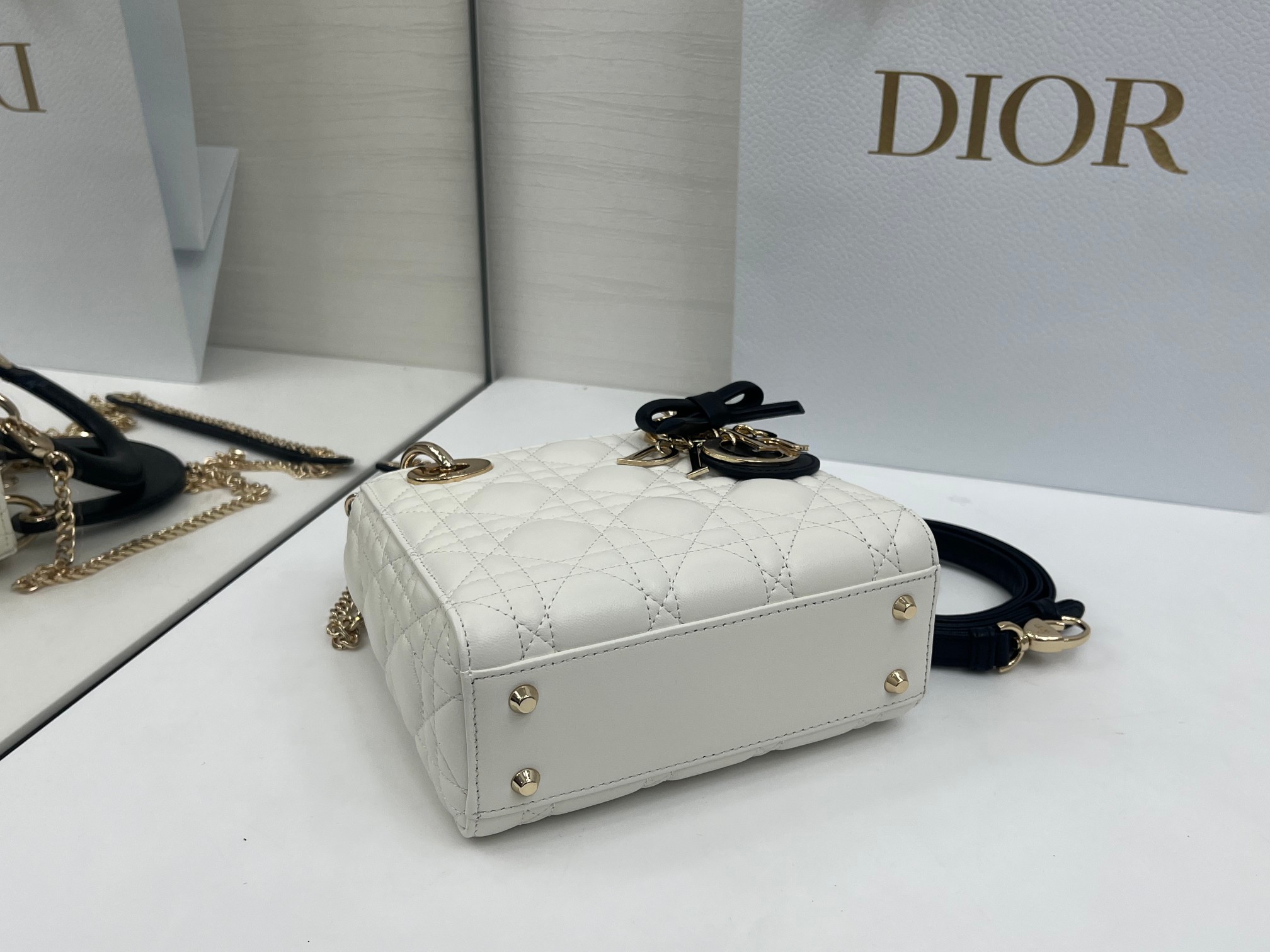 原單Dior迷你Lady D-Joy白黑鍊帶手提包 撞色設計優雅百搭| 10 原單Dior迷你Lady D-Joy白黑鍊帶手提包 撞色設計優雅百搭