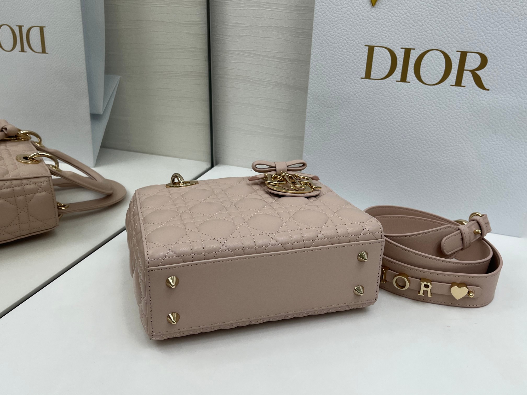 高仿Dior Lady D-Joy粉裸色蝴蝶結手提包 氣質精品風格小包| 10 高仿Dior Lady D-Joy粉裸色蝴蝶結手提包 氣質精品風格小包