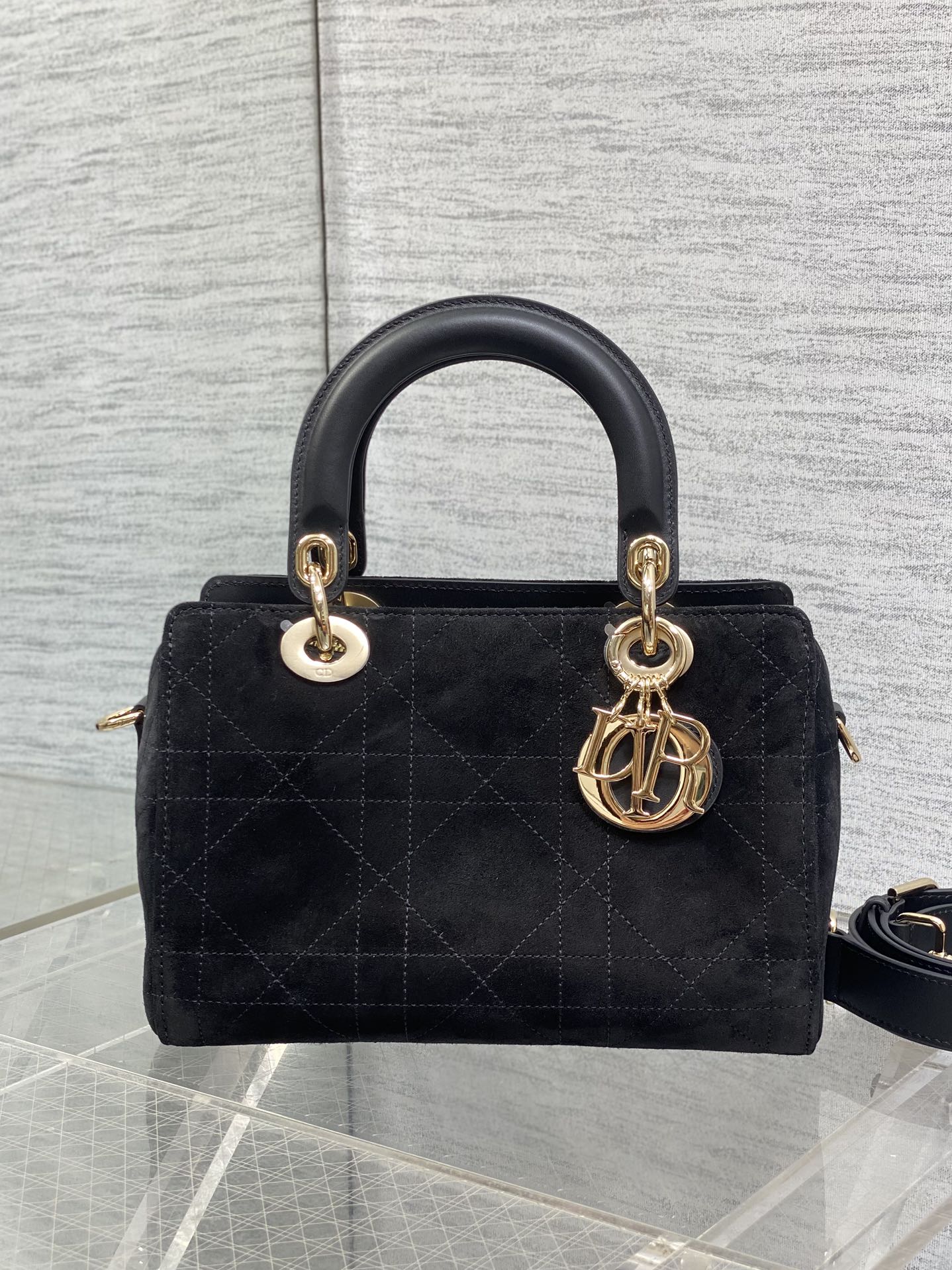 Dior 高仿黑色小款手提包 經典藤格紋金屬吊飾款| 14 Dior 高仿黑色小款手提包 經典藤格紋金屬吊飾款