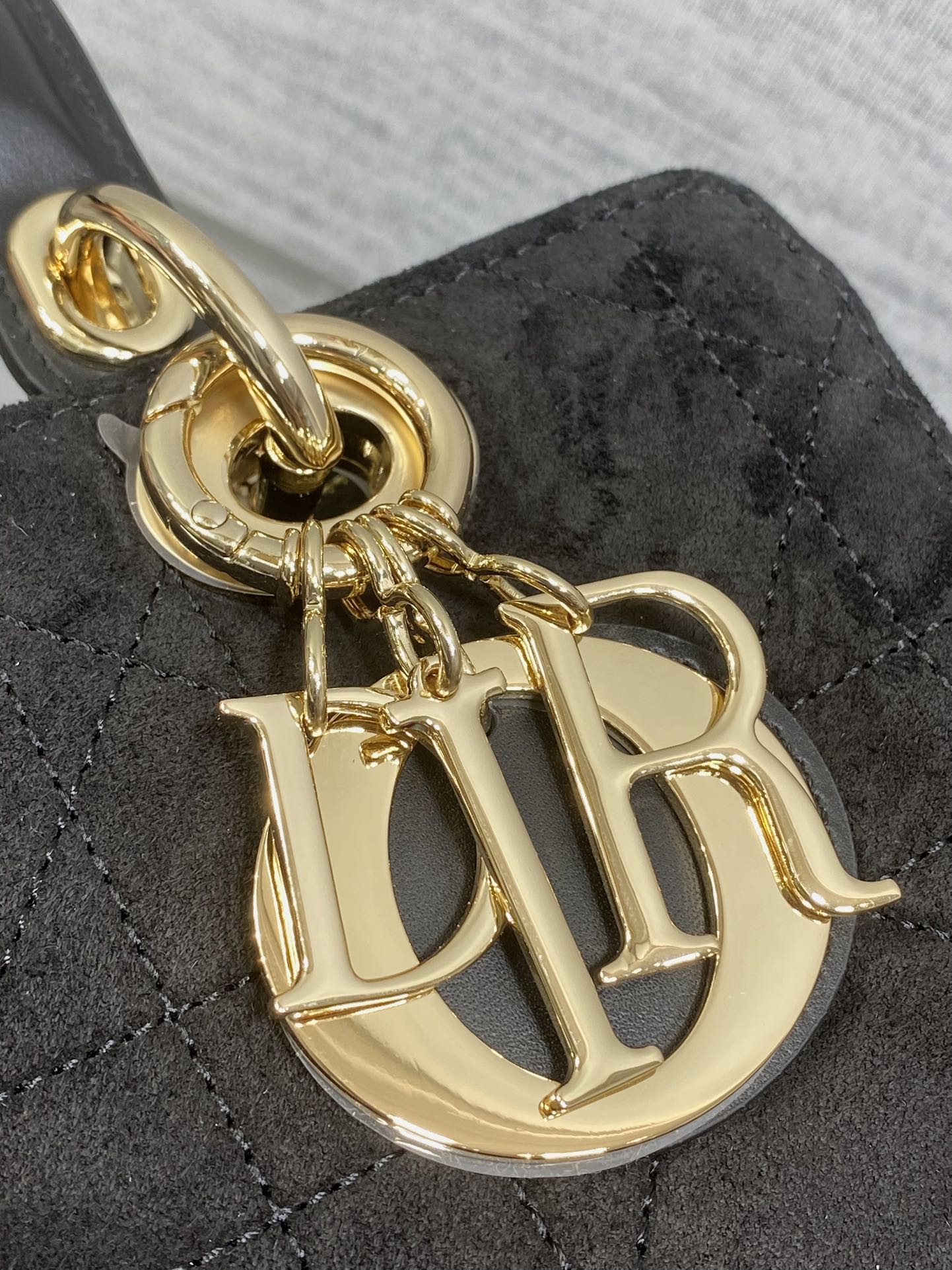 Dior 高仿黑色小款手提包 經典藤格紋金屬吊飾款| 13 Dior 高仿黑色小款手提包 經典藤格紋金屬吊飾款