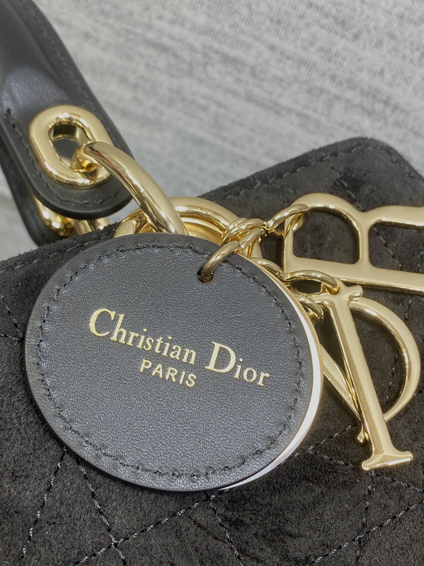 Dior 高仿黑色小款手提包 經典藤格紋金屬吊飾款| 12 Dior 高仿黑色小款手提包 經典藤格紋金屬吊飾款