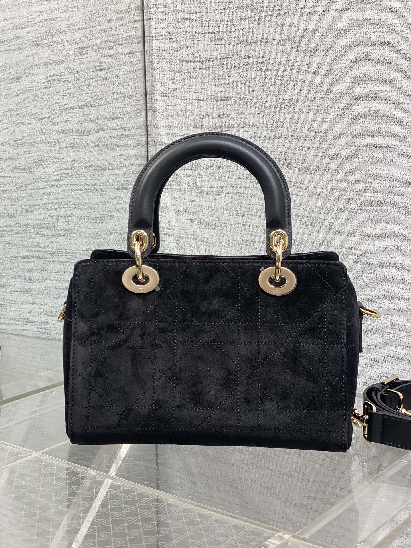 Dior 高仿黑色小款手提包 經典藤格紋金屬吊飾款| 11 Dior 高仿黑色小款手提包 經典藤格紋金屬吊飾款