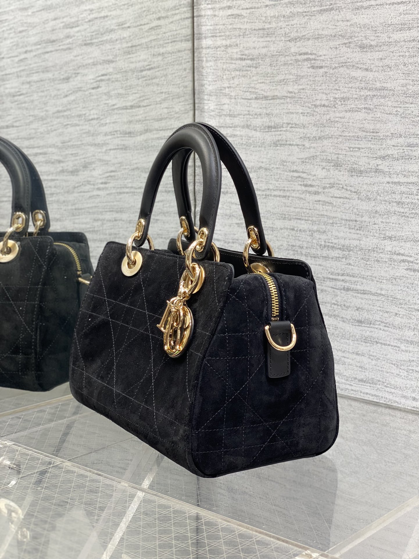 Dior 高仿黑色小款手提包 經典藤格紋金屬吊飾款| 10 Dior 高仿黑色小款手提包 經典藤格紋金屬吊飾款