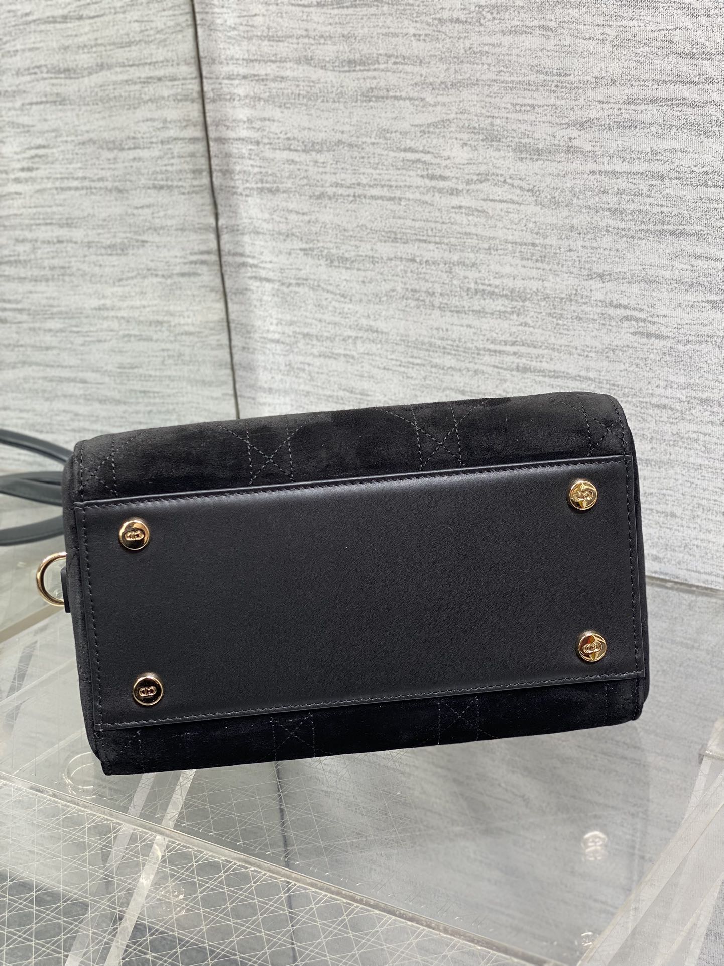 Dior 高仿黑色小款手提包 經典藤格紋金屬吊飾款| 9 Dior 高仿黑色小款手提包 經典藤格紋金屬吊飾款