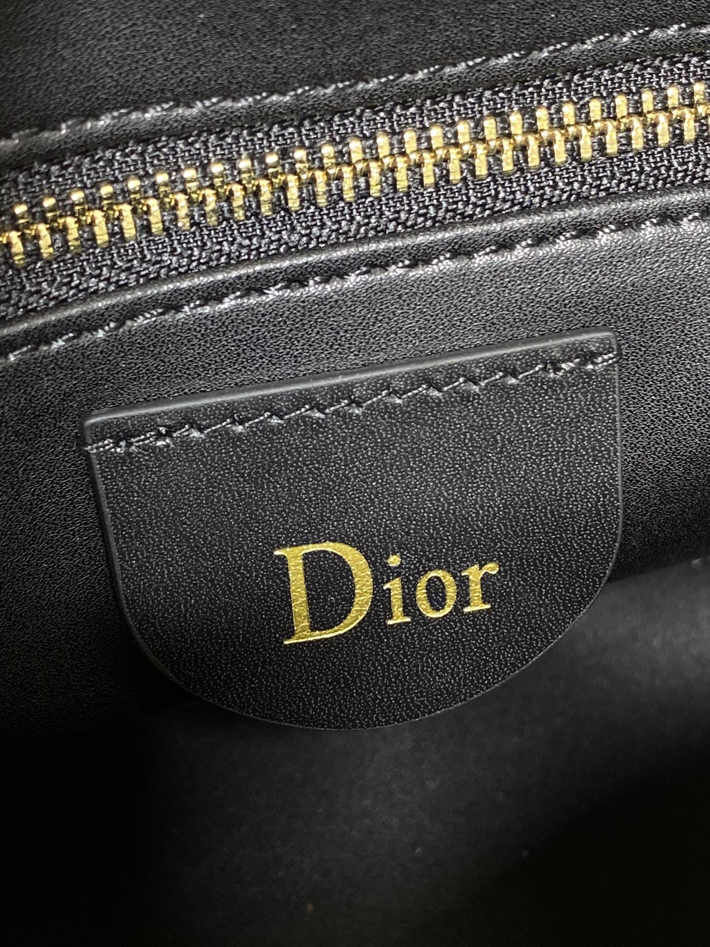 Dior 高仿黑色小款手提包 經典藤格紋金屬吊飾款| 7 Dior 高仿黑色小款手提包 經典藤格紋金屬吊飾款