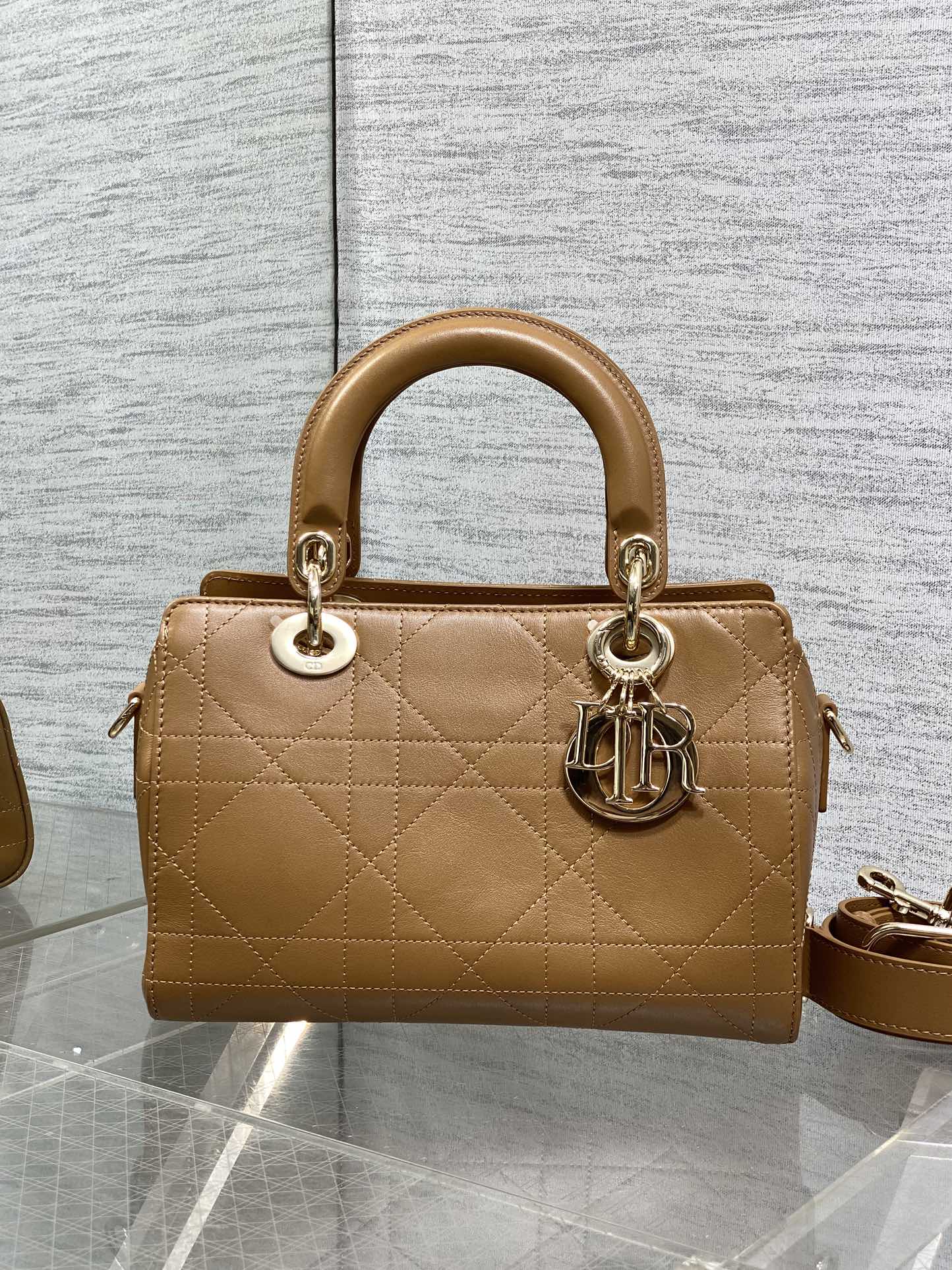Dior A貨焦糖色小款手提包 經典LOGO吊飾設計百搭款| 14 Dior A貨焦糖色小款手提包 經典LOGO吊飾設計百搭款