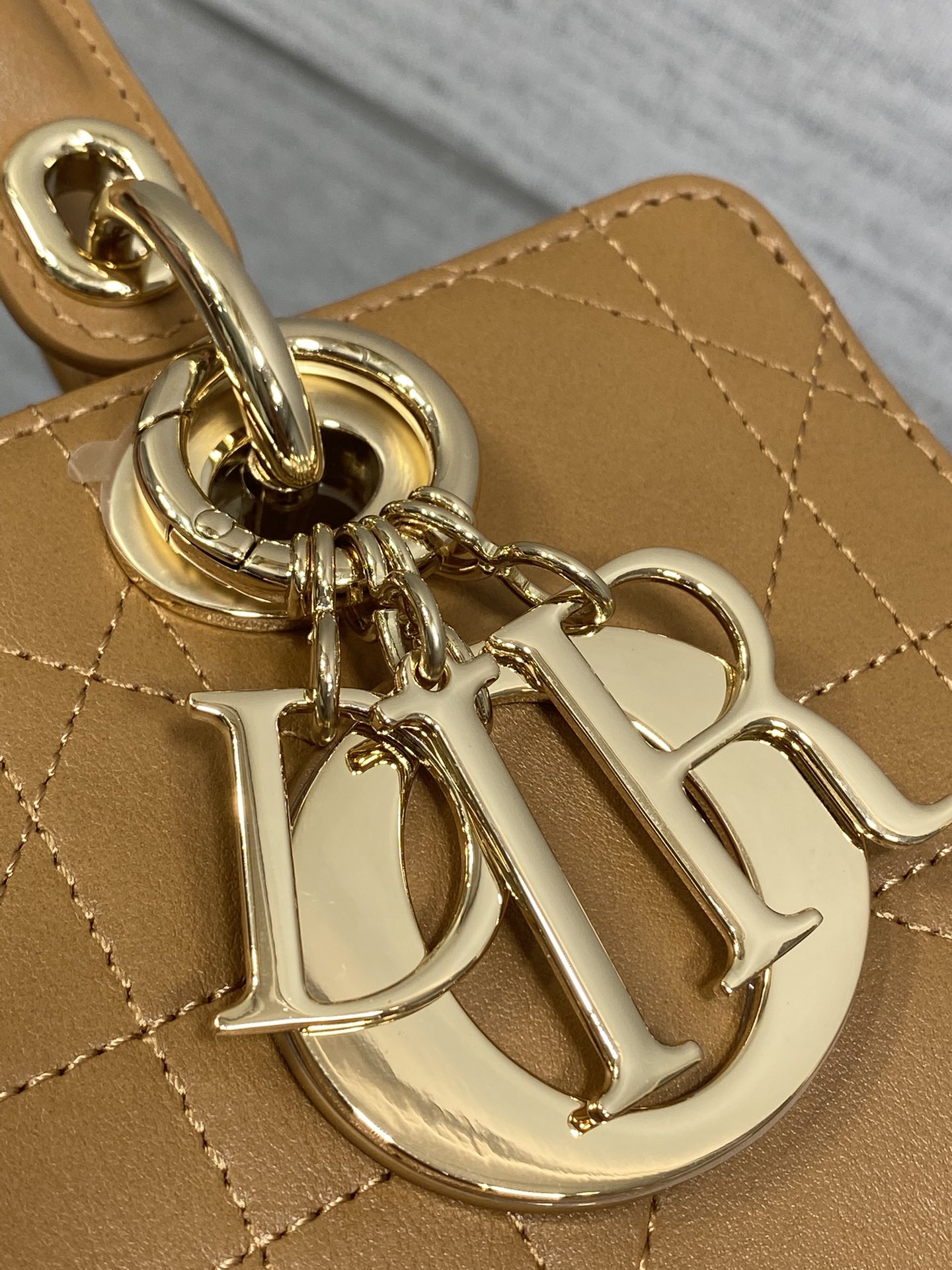 Dior A貨焦糖色小款手提包 經典LOGO吊飾設計百搭款| 13 Dior A貨焦糖色小款手提包 經典LOGO吊飾設計百搭款