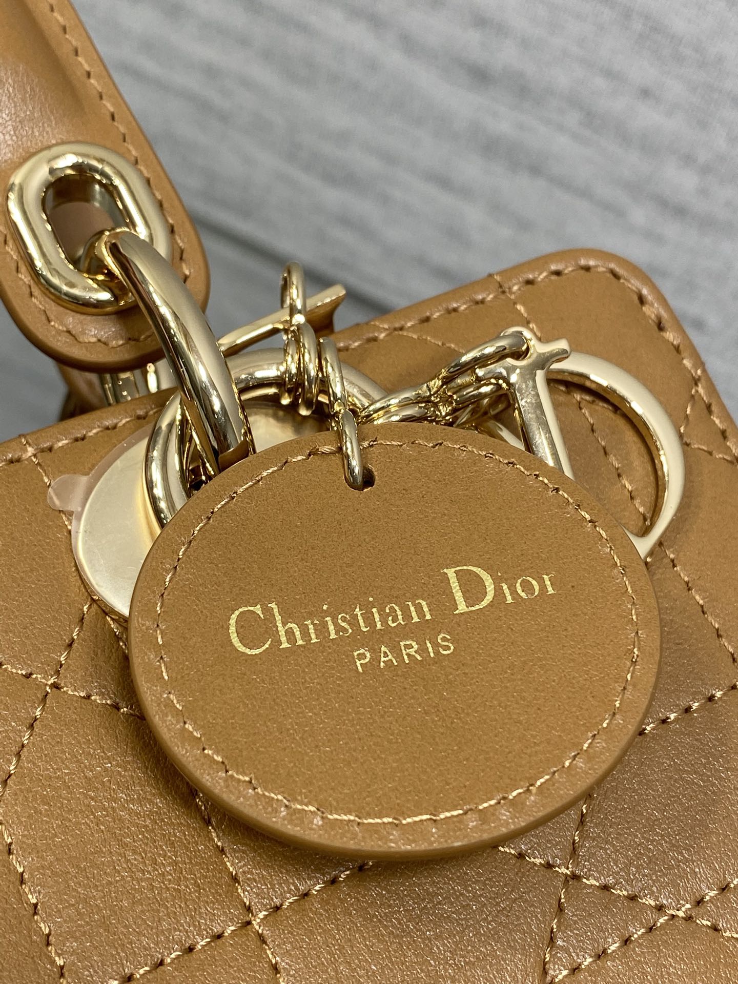 Dior A貨焦糖色小款手提包 經典LOGO吊飾設計百搭款| 12 Dior A貨焦糖色小款手提包 經典LOGO吊飾設計百搭款