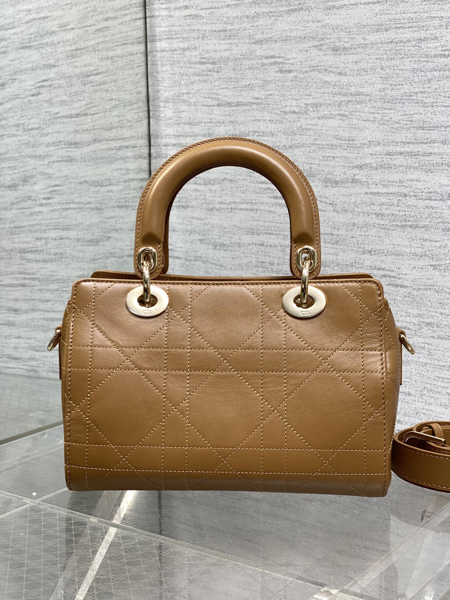 Dior A貨焦糖色小款手提包 經典LOGO吊飾設計百搭款| 11 Dior A貨焦糖色小款手提包 經典LOGO吊飾設計百搭款