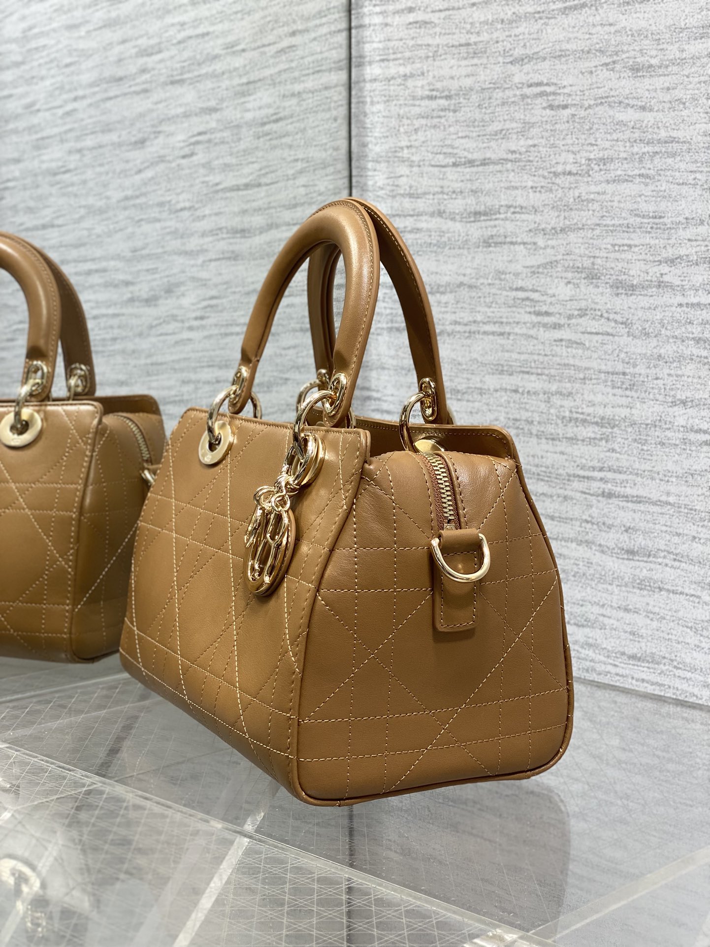 Dior A貨焦糖色小款手提包 經典LOGO吊飾設計百搭款| 10 Dior A貨焦糖色小款手提包 經典LOGO吊飾設計百搭款