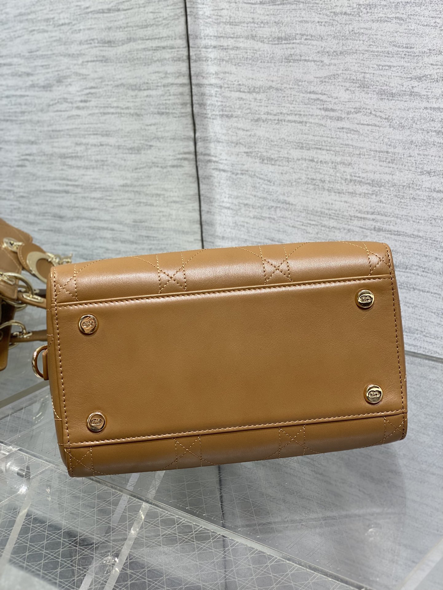 Dior A貨焦糖色小款手提包 經典LOGO吊飾設計百搭款| 9 Dior A貨焦糖色小款手提包 經典LOGO吊飾設計百搭款