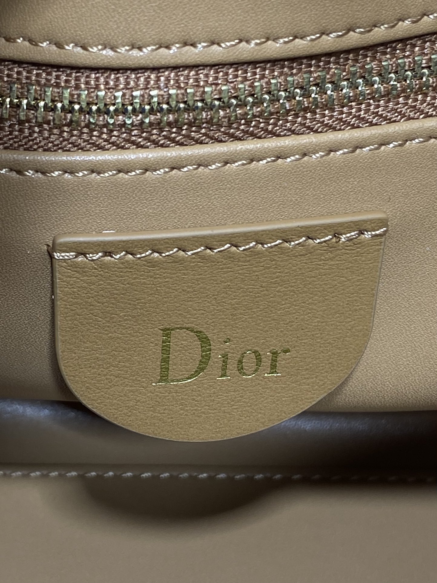 Dior A貨焦糖色小款手提包 經典LOGO吊飾設計百搭款| 7 Dior A貨焦糖色小款手提包 經典LOGO吊飾設計百搭款