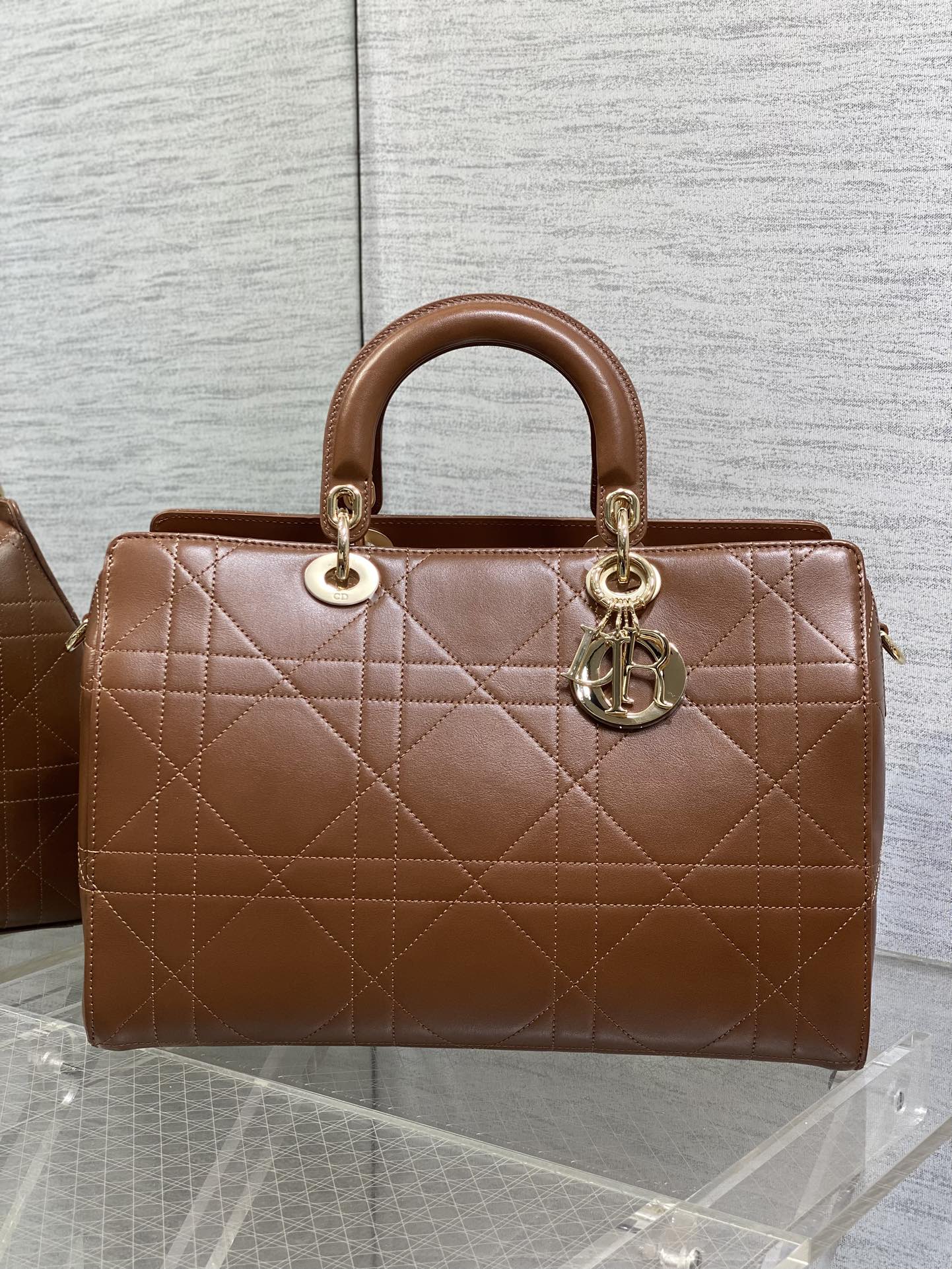 Dior 高仿栗棕色大款手提包 經典藤格金屬吊飾百搭款| 14 Dior 高仿栗棕色大款手提包 經典藤格金屬吊飾百搭款