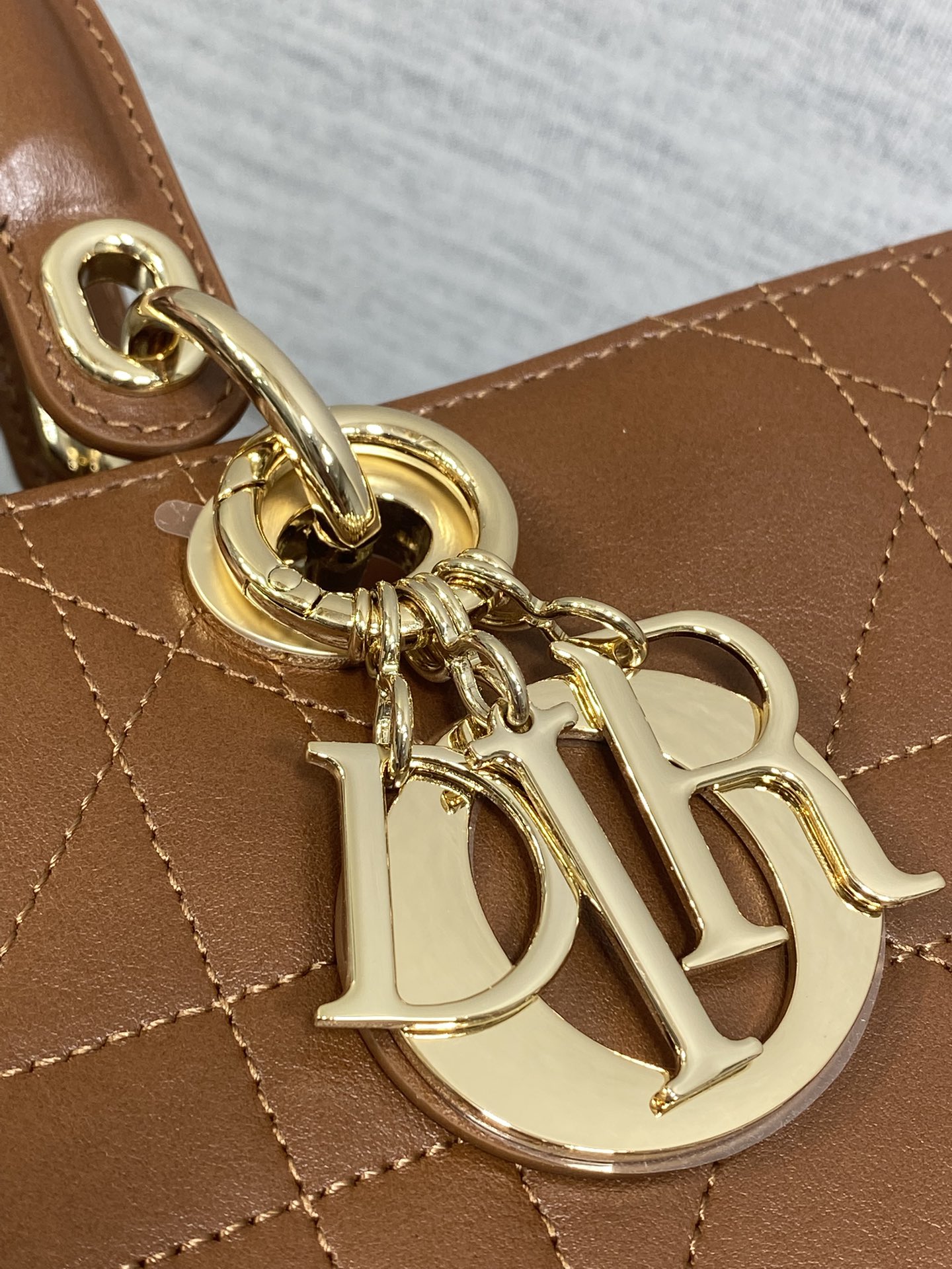 Dior 高仿栗棕色大款手提包 經典藤格金屬吊飾百搭款| 13 Dior 高仿栗棕色大款手提包 經典藤格金屬吊飾百搭款