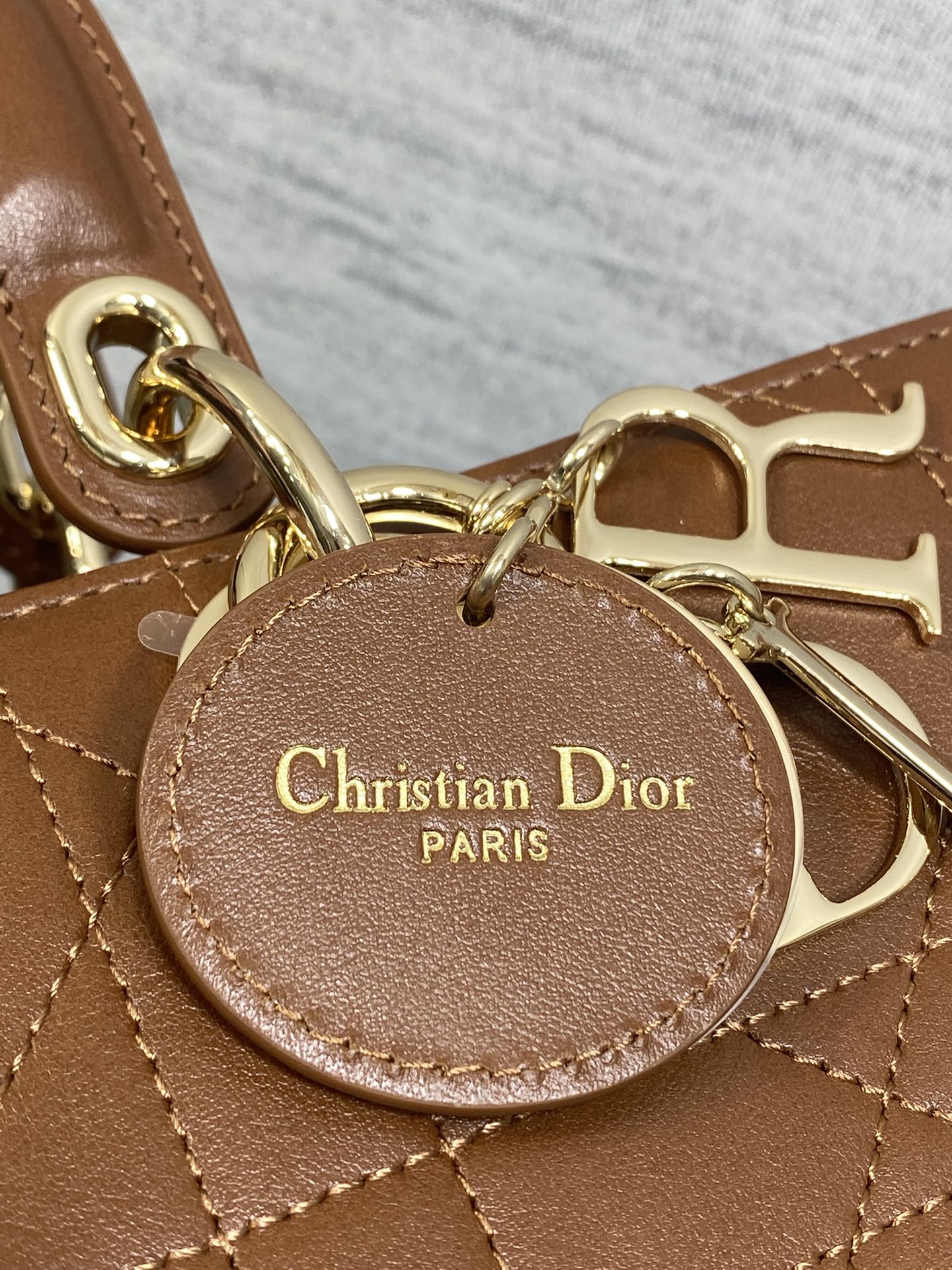 Dior 高仿栗棕色大款手提包 經典藤格金屬吊飾百搭款| 12 Dior 高仿栗棕色大款手提包 經典藤格金屬吊飾百搭款