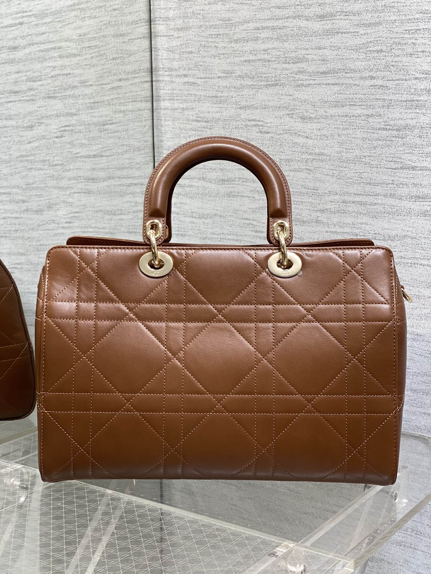 Dior 高仿栗棕色大款手提包 經典藤格金屬吊飾百搭款| 11 Dior 高仿栗棕色大款手提包 經典藤格金屬吊飾百搭款