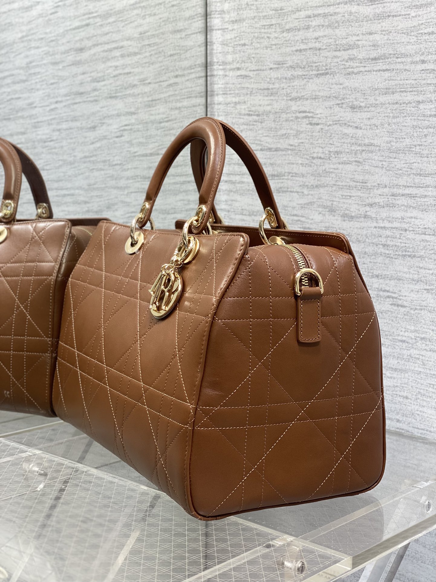 Dior 高仿栗棕色大款手提包 經典藤格金屬吊飾百搭款| 10 Dior 高仿栗棕色大款手提包 經典藤格金屬吊飾百搭款