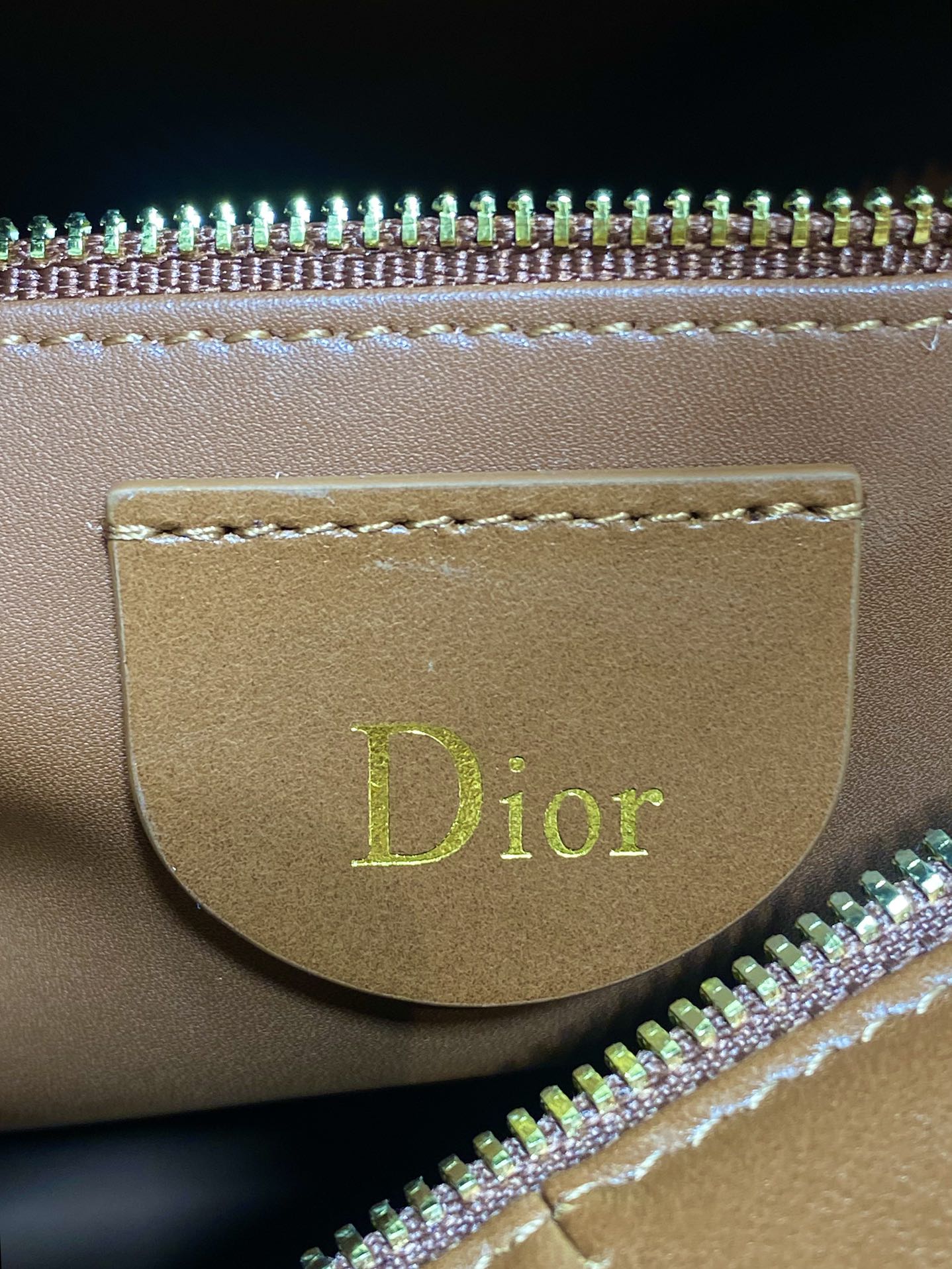 Dior 高仿栗棕色大款手提包 經典藤格金屬吊飾百搭款| 7 Dior 高仿栗棕色大款手提包 經典藤格金屬吊飾百搭款