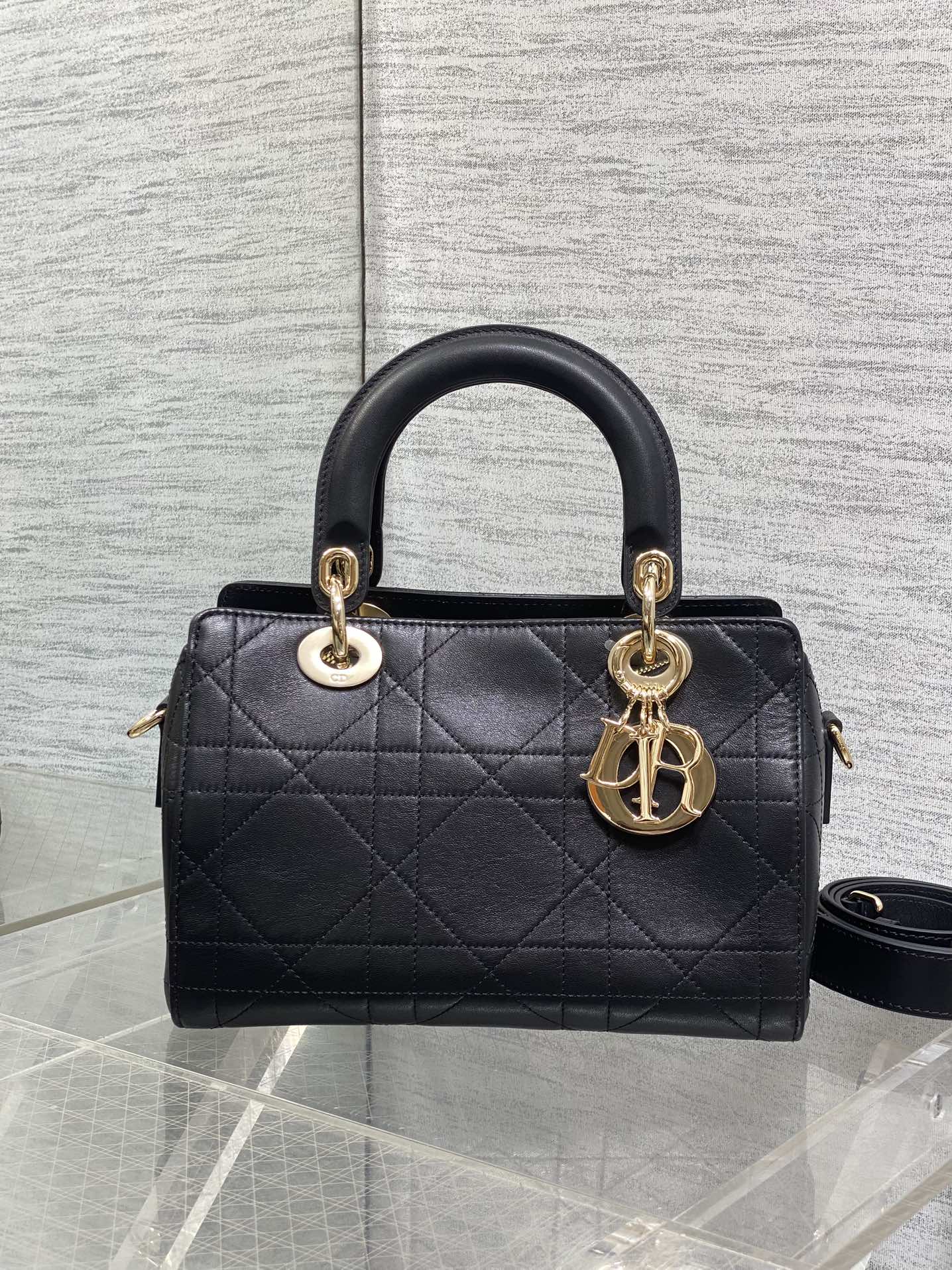 Dior A貨黑色小款手提包 金屬LOGO點綴百搭實用設計| 14 Dior A貨黑色小款手提包 金屬LOGO點綴百搭實用設計