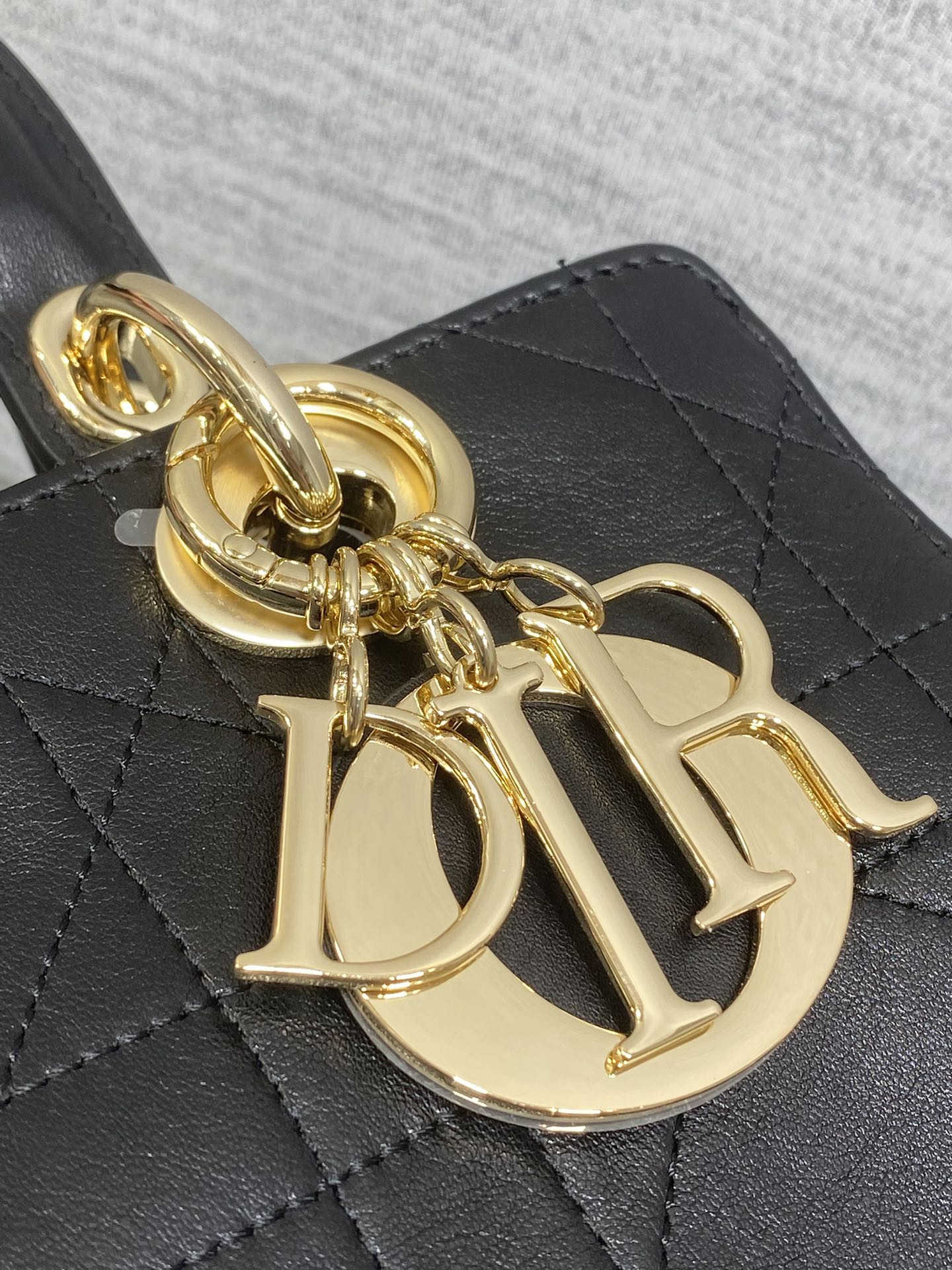 Dior A貨黑色小款手提包 金屬LOGO點綴百搭實用設計| 13 Dior A貨黑色小款手提包 金屬LOGO點綴百搭實用設計