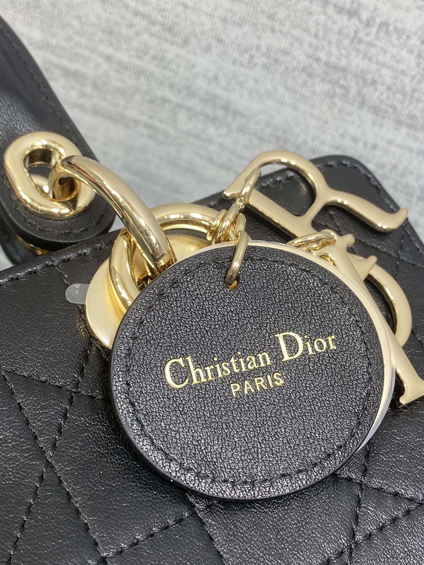 Dior A貨黑色小款手提包 金屬LOGO點綴百搭實用設計| 12 Dior A貨黑色小款手提包 金屬LOGO點綴百搭實用設計
