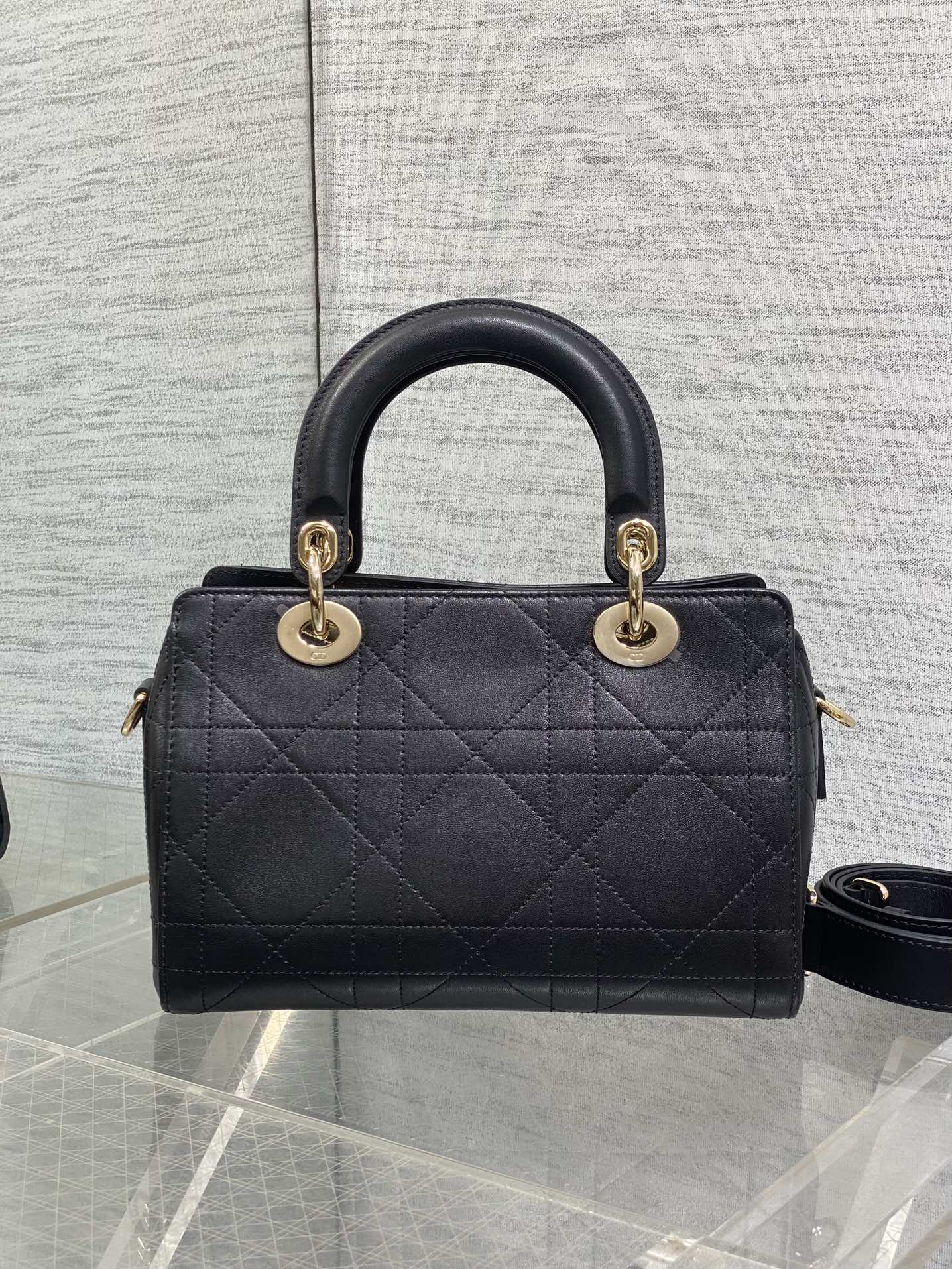 Dior A貨黑色小款手提包 金屬LOGO點綴百搭實用設計| 11 Dior A貨黑色小款手提包 金屬LOGO點綴百搭實用設計