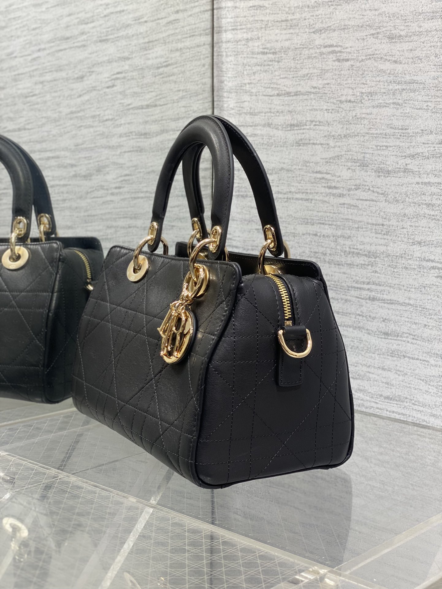 Dior A貨黑色小款手提包 金屬LOGO點綴百搭實用設計| 10 Dior A貨黑色小款手提包 金屬LOGO點綴百搭實用設計