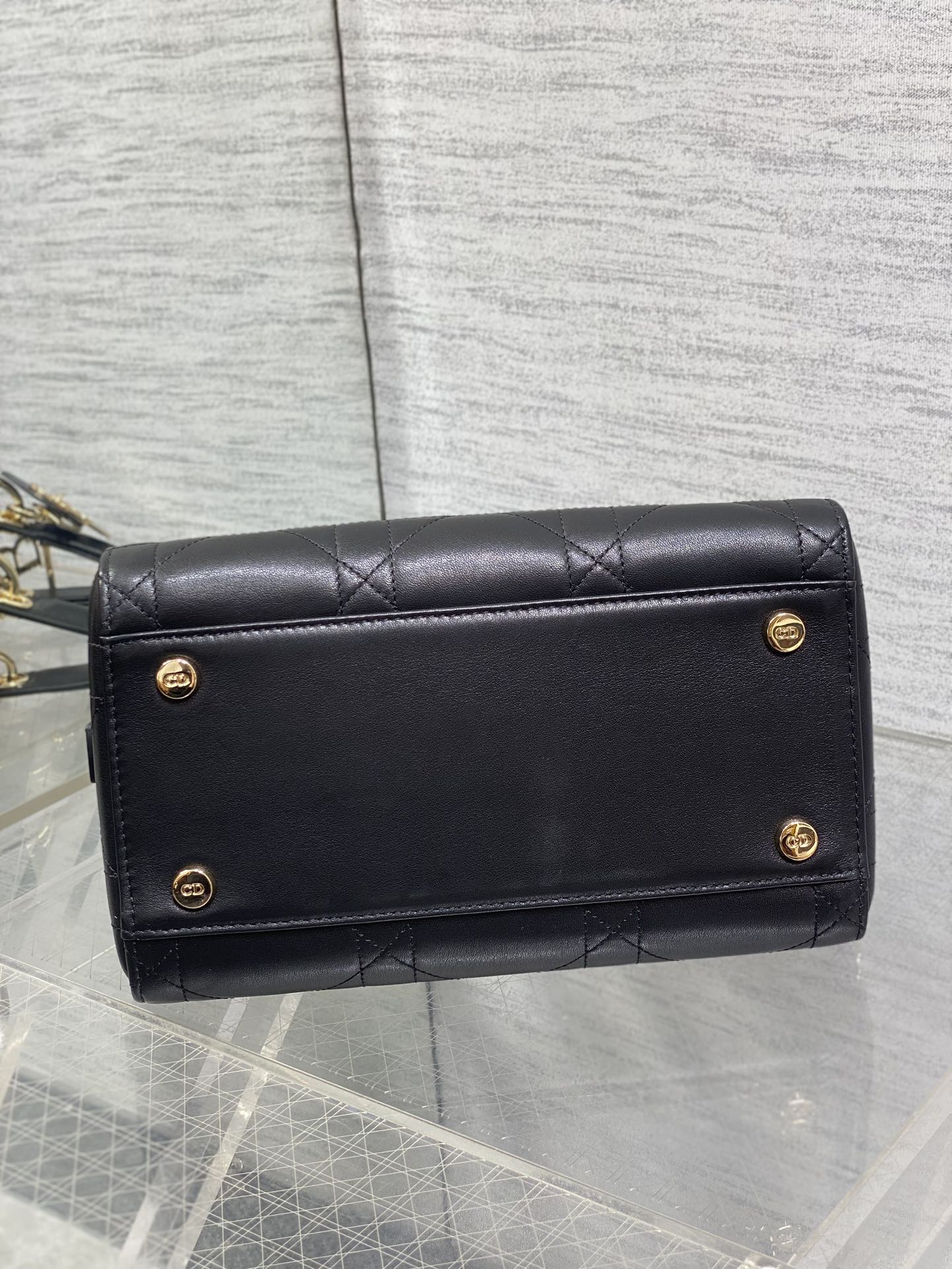 Dior A貨黑色小款手提包 金屬LOGO點綴百搭實用設計| 9 Dior A貨黑色小款手提包 金屬LOGO點綴百搭實用設計