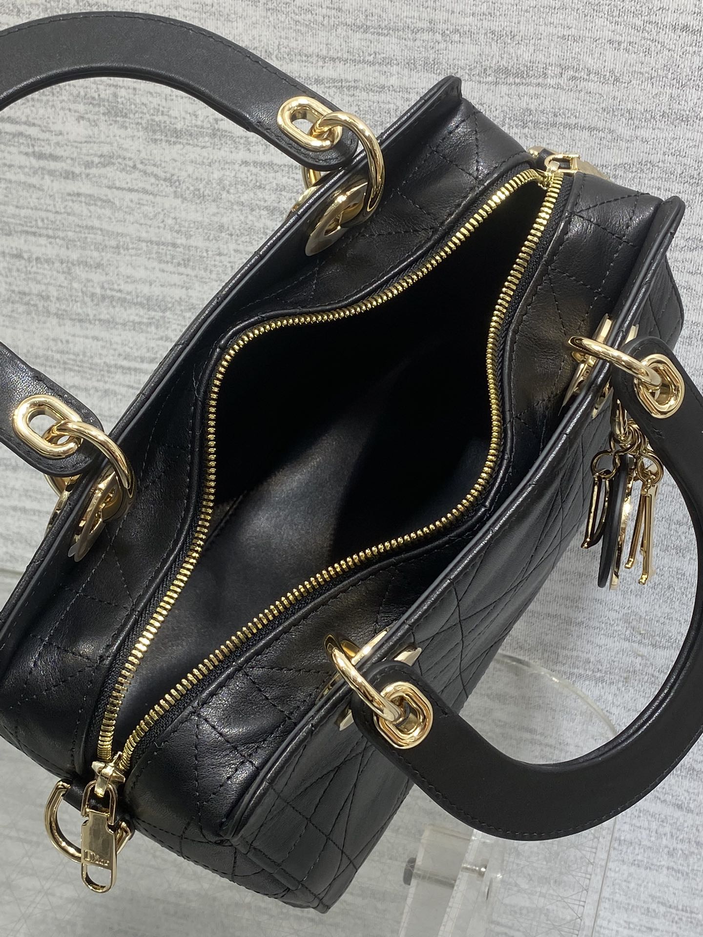 Dior A貨黑色小款手提包 金屬LOGO點綴百搭實用設計| 8 Dior A貨黑色小款手提包 金屬LOGO點綴百搭實用設計