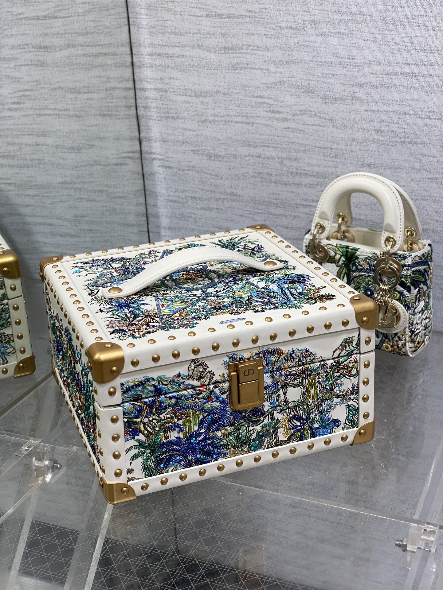 Dior 高仿白色刺繡迷你手提包 動物圖騰設計限量風格款| 14 Dior 高仿白色刺繡迷你手提包 動物圖騰設計限量風格款