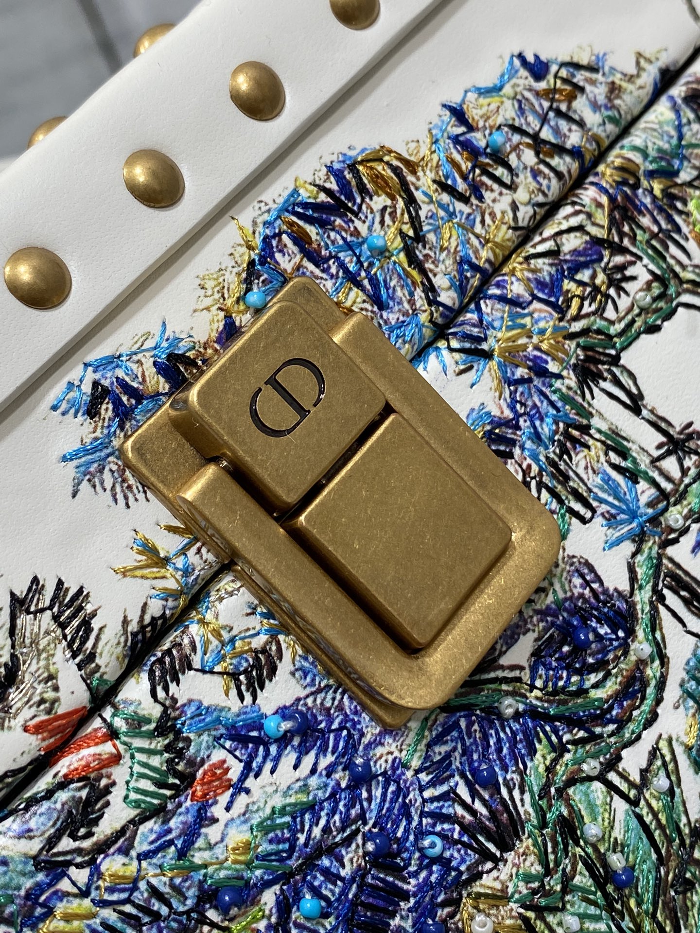 Dior 高仿白色刺繡迷你手提包 動物圖騰設計限量風格款| 13 Dior 高仿白色刺繡迷你手提包 動物圖騰設計限量風格款