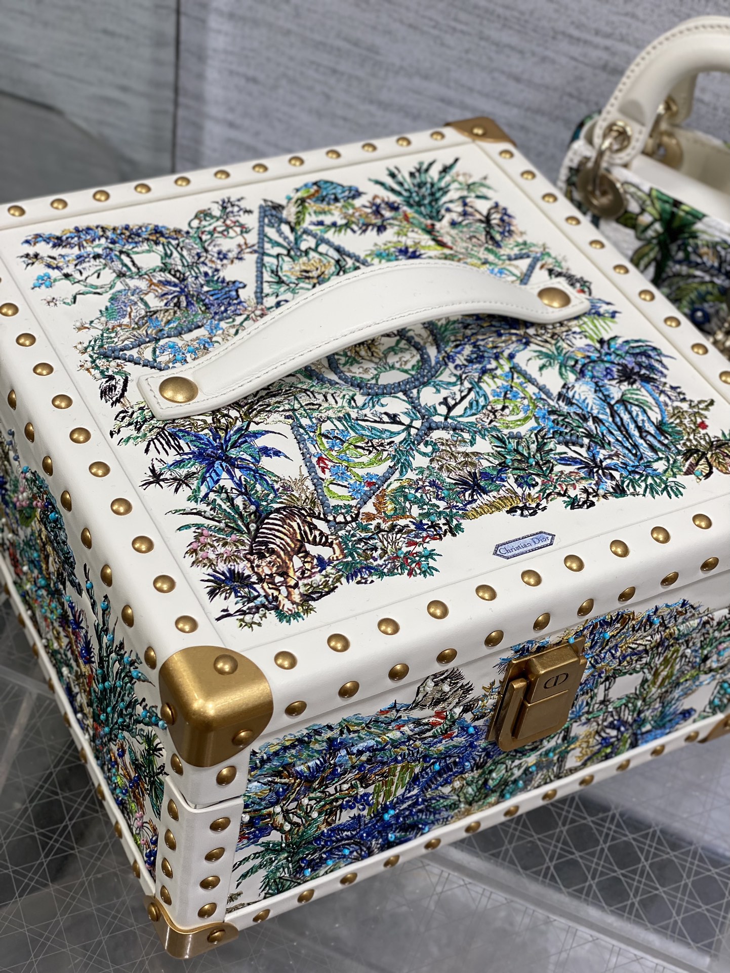 Dior 高仿白色刺繡迷你手提包 動物圖騰設計限量風格款| 12 Dior 高仿白色刺繡迷你手提包 動物圖騰設計限量風格款