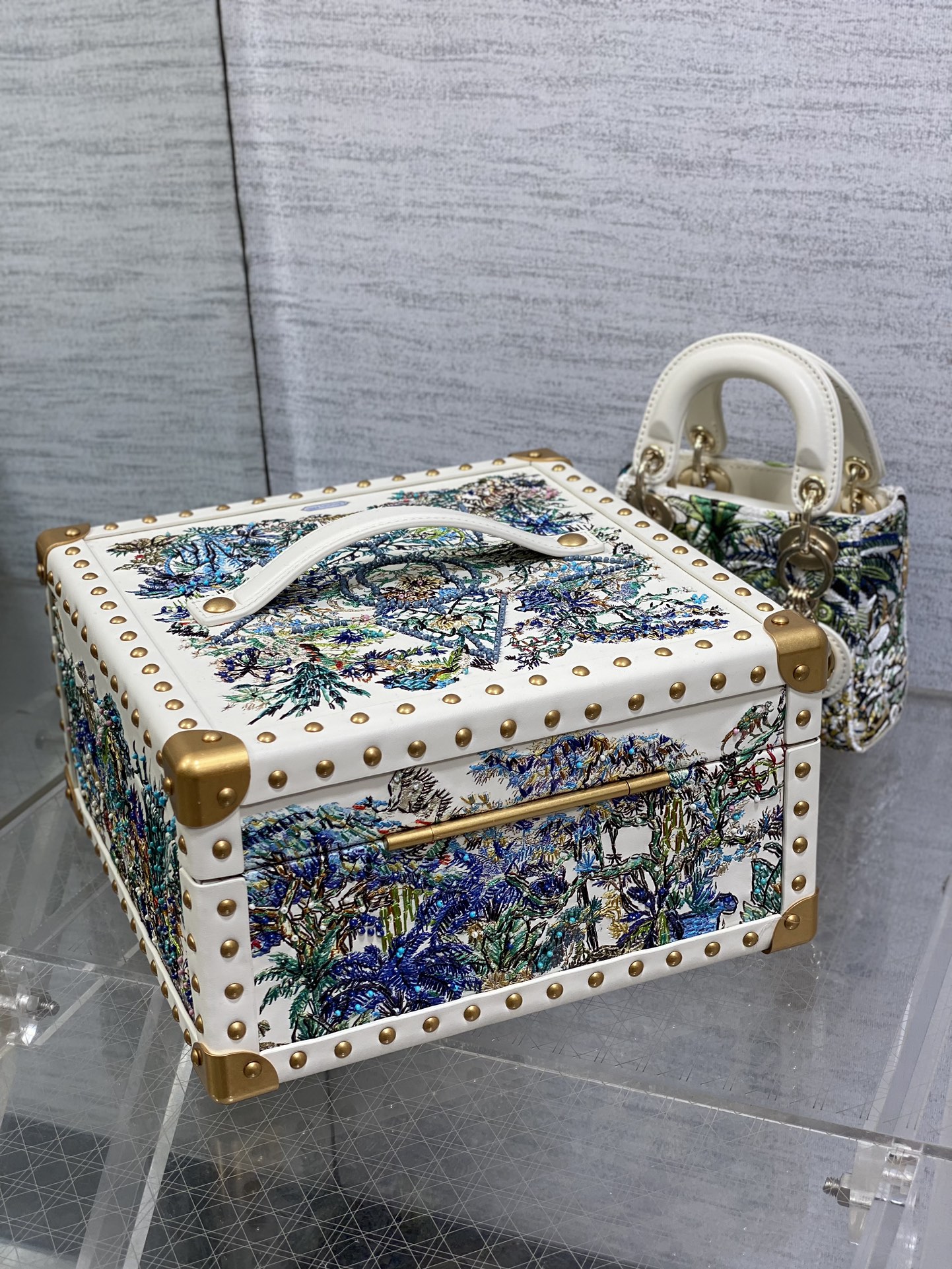 Dior 高仿白色刺繡迷你手提包 動物圖騰設計限量風格款| 11 Dior 高仿白色刺繡迷你手提包 動物圖騰設計限量風格款