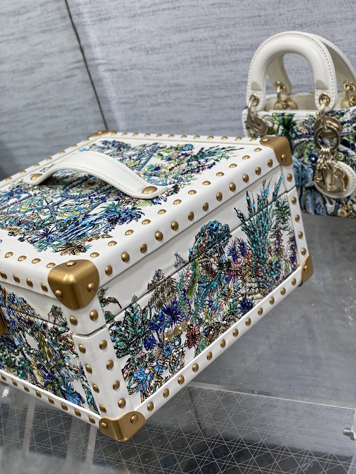 Dior 高仿白色刺繡迷你手提包 動物圖騰設計限量風格款| 10 Dior 高仿白色刺繡迷你手提包 動物圖騰設計限量風格款